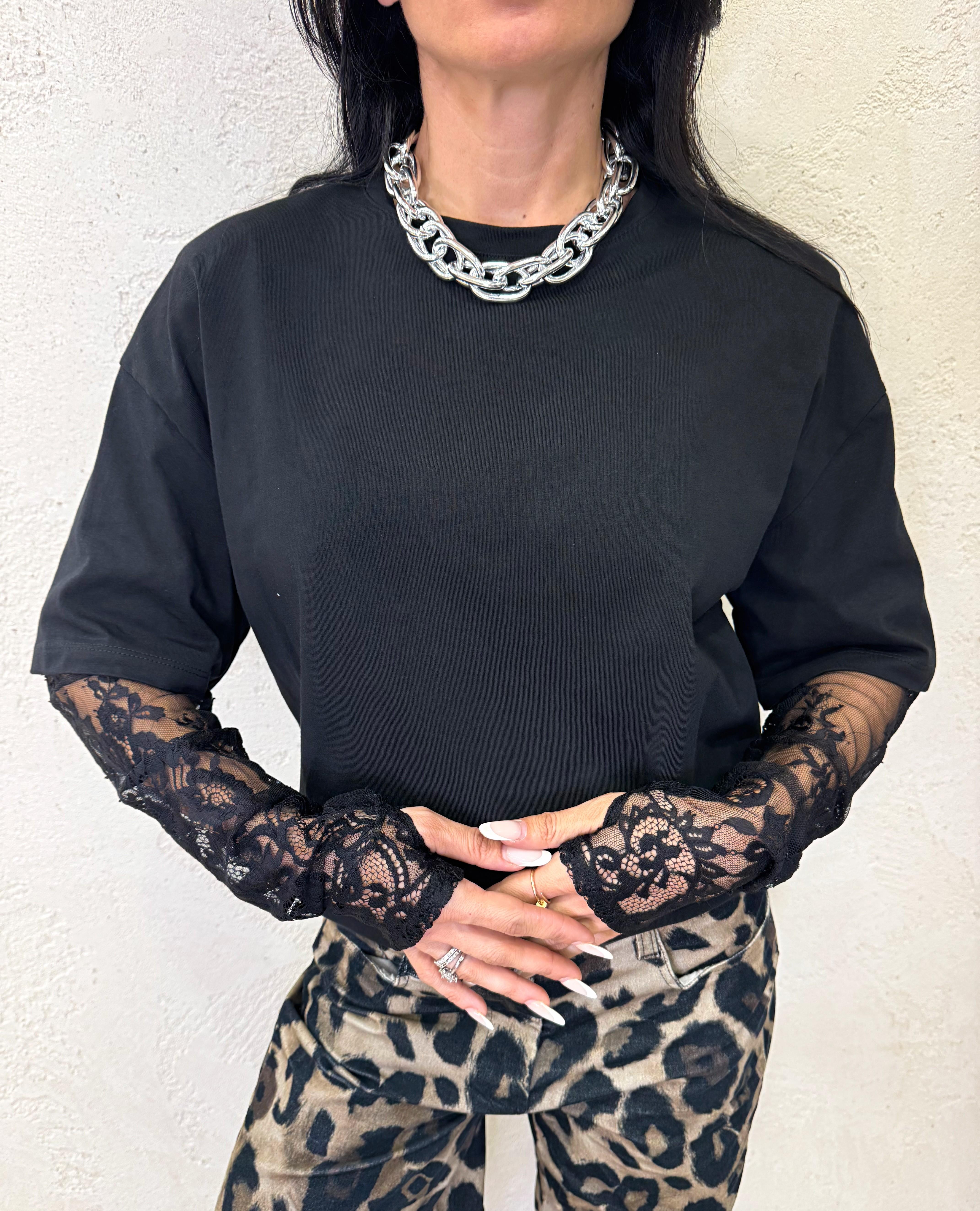 t-shirt over con spalline imbottite e maniche in pizzo UF0062 NERO VICOLO 