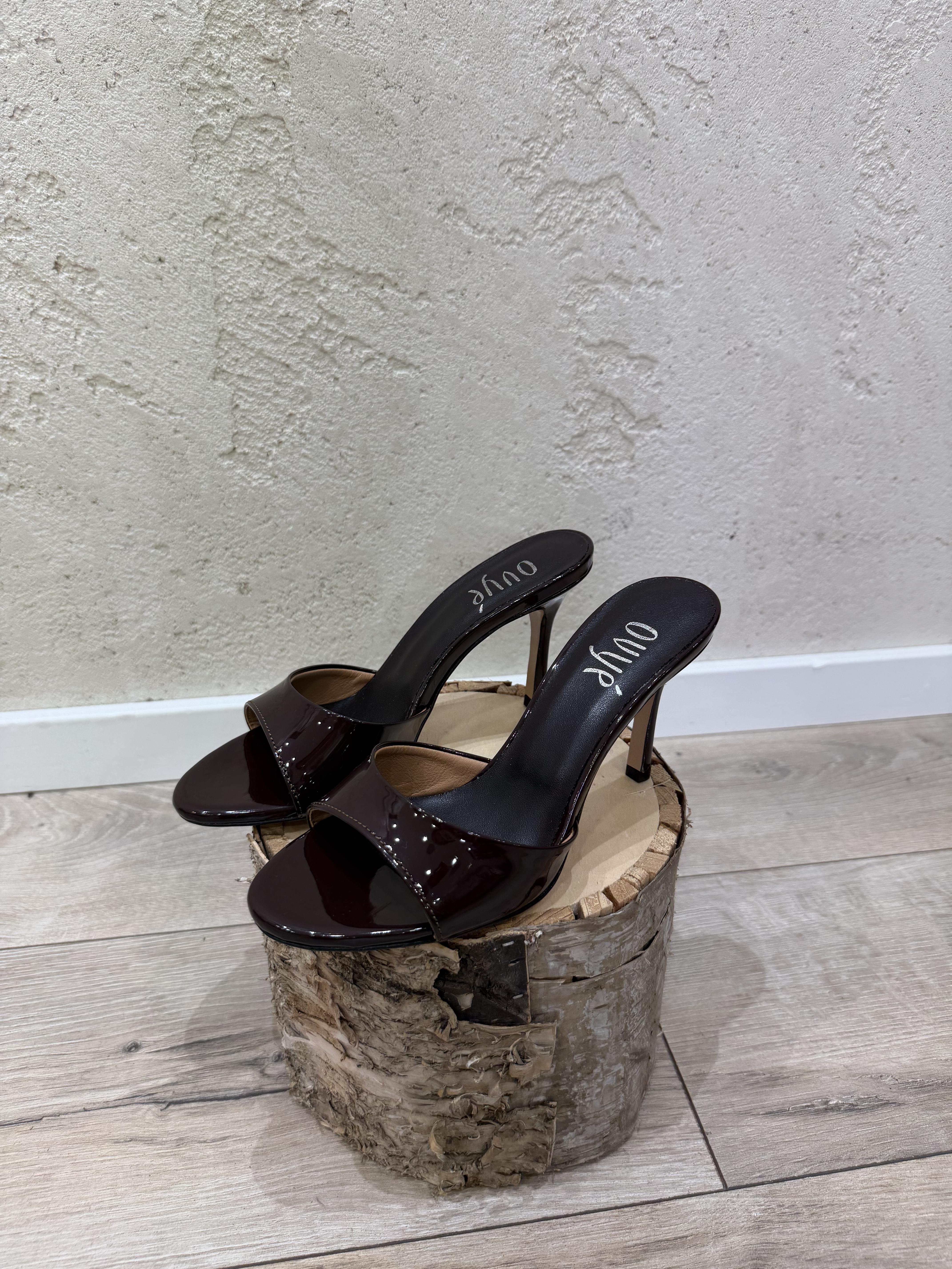 mules decollete in vera pelle aperte davanti tacco sottile AT4010 FONDENTE OVYE' 