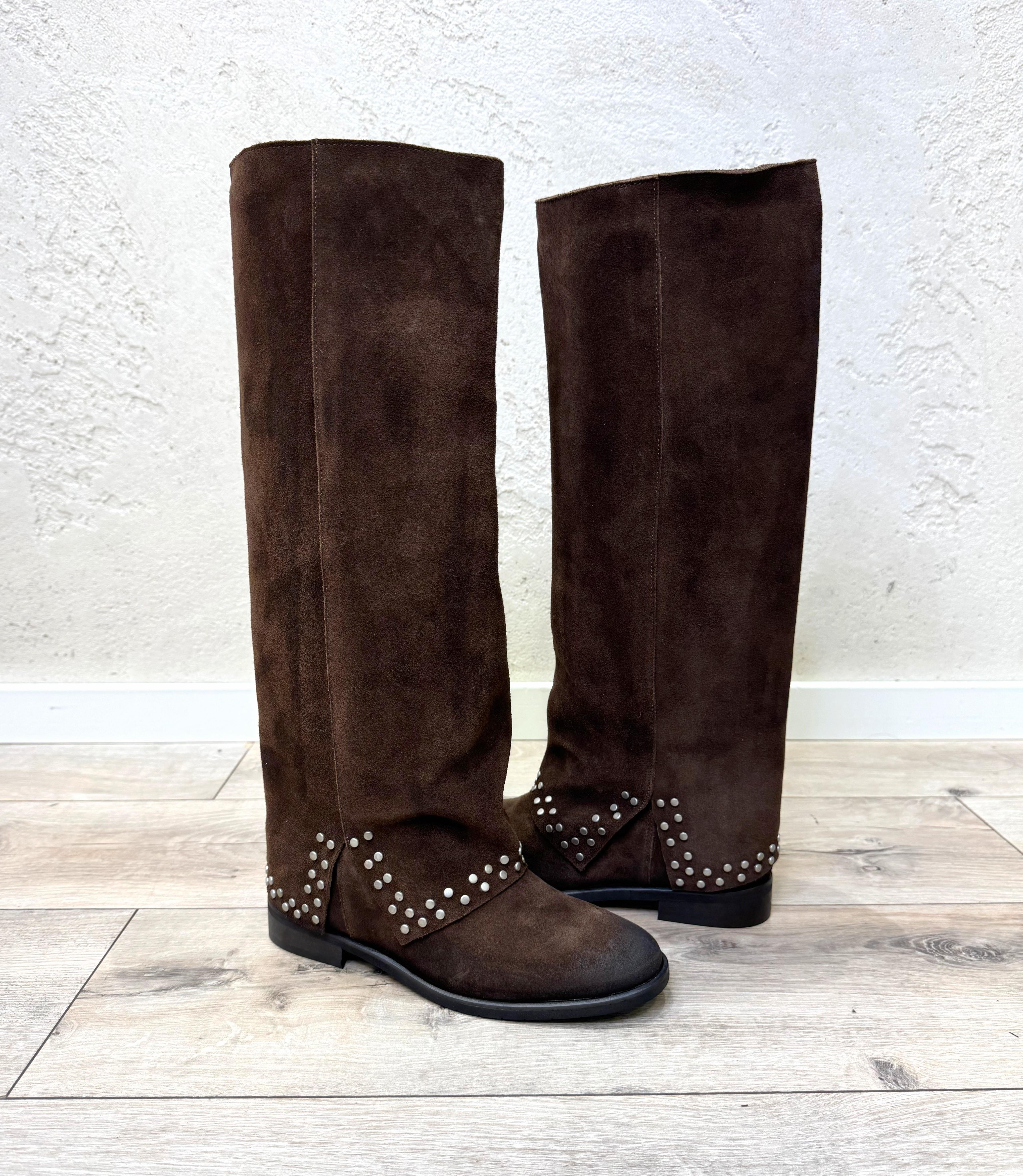 stivale in camoscio con risvolto e dettaglio di borchie con rialzo interno FAB110T CROSTA DIVINE FOLLIE 