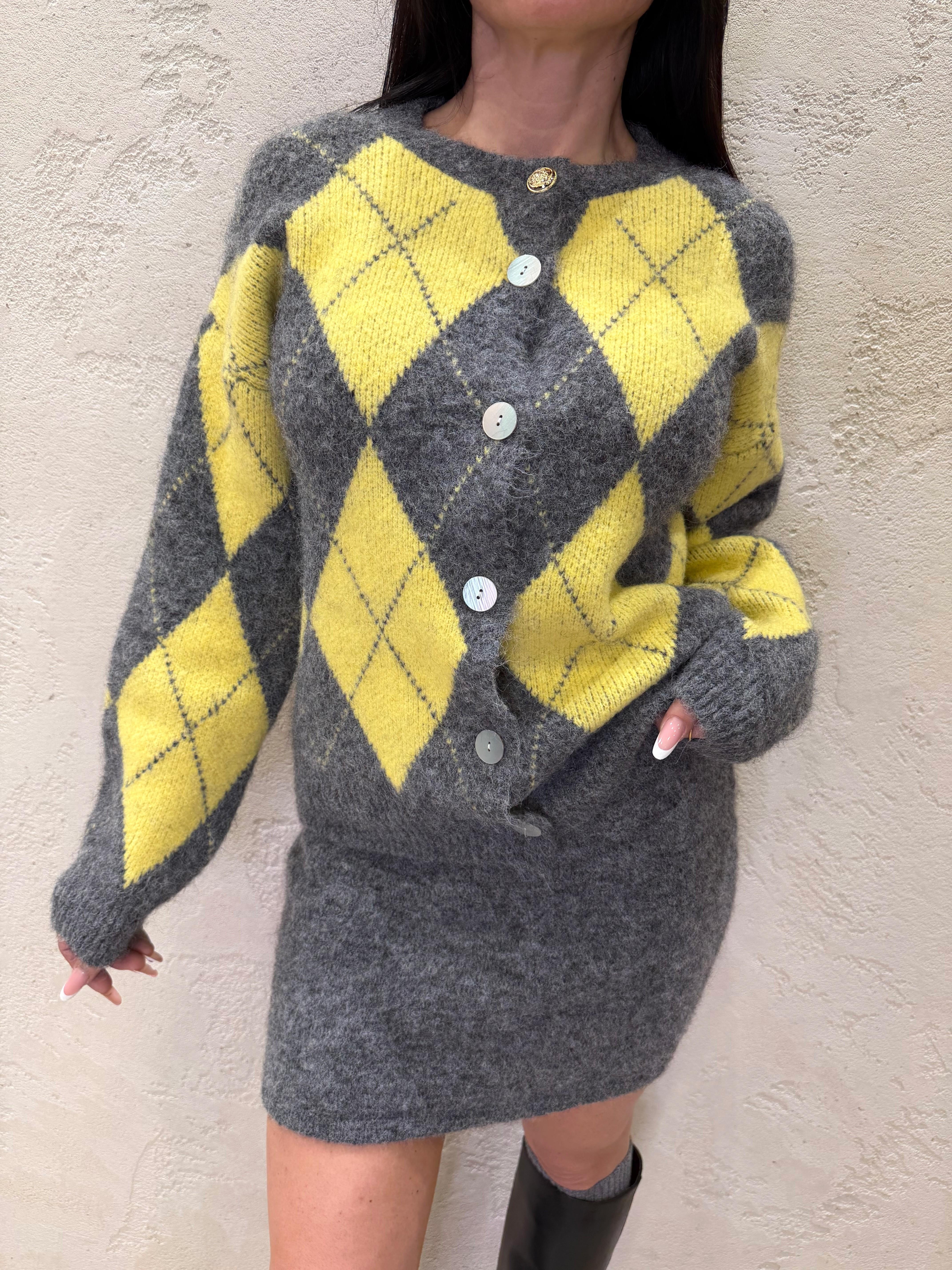 completo in maglia cardigan a rombi e gonna mini 55260 GRIGIO/GIALLO VICOLO 
