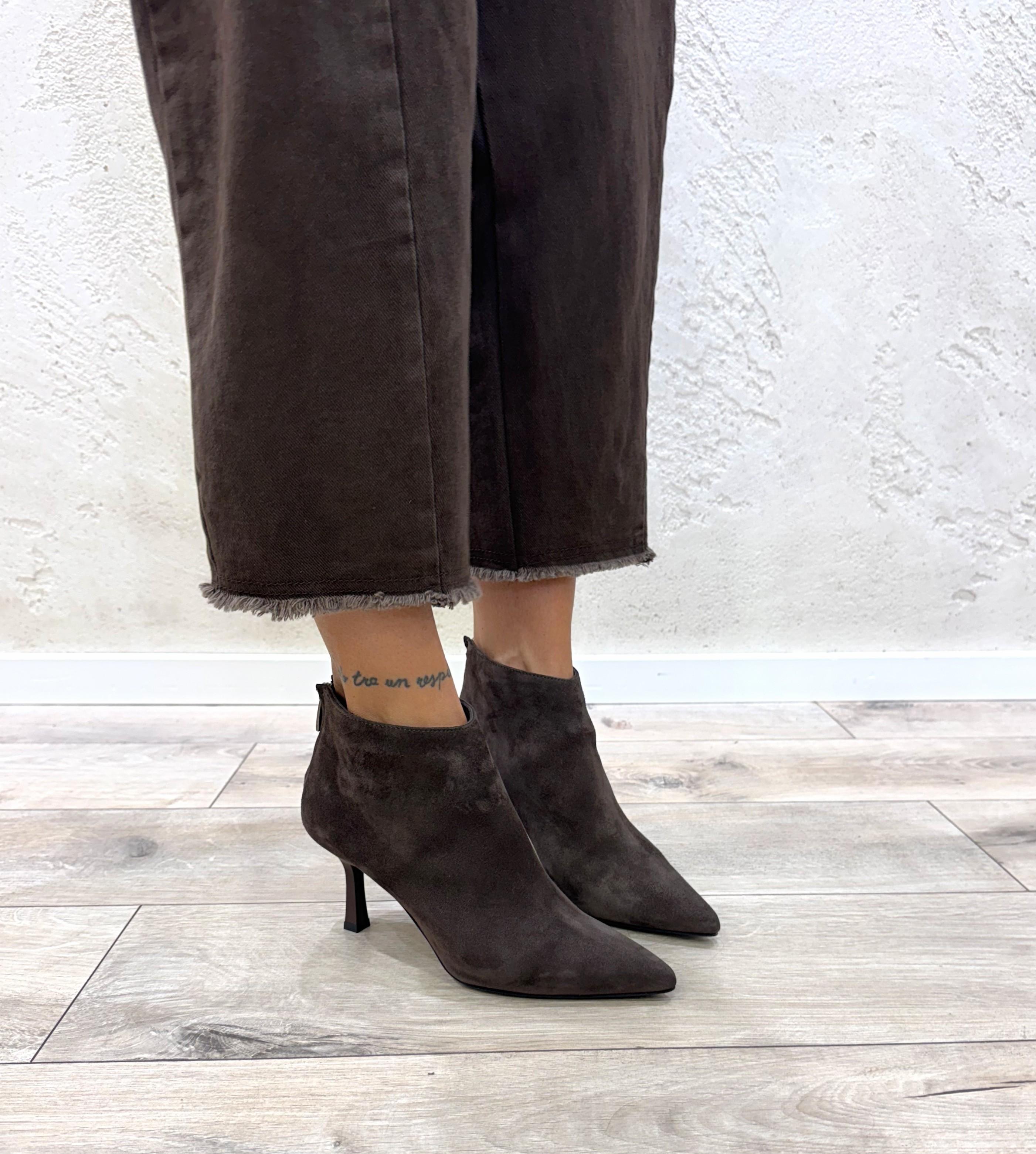 tronchetto in nappa scamosciata con tacco kitten AT7100 MORO OVYE' 