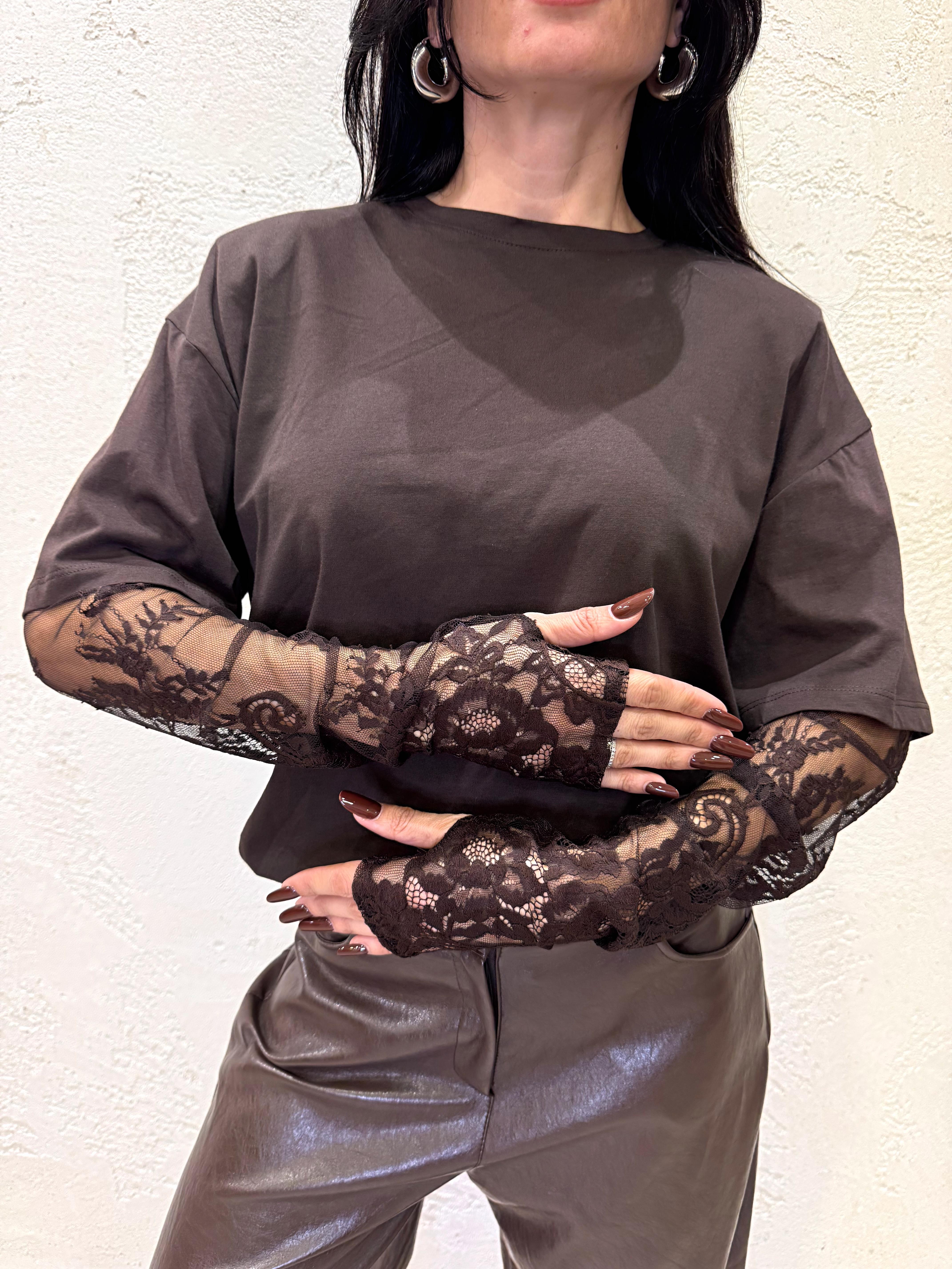 t-shirt over con spalline imbottite e maniche in pizzo UF0062 MORO VICOLO 