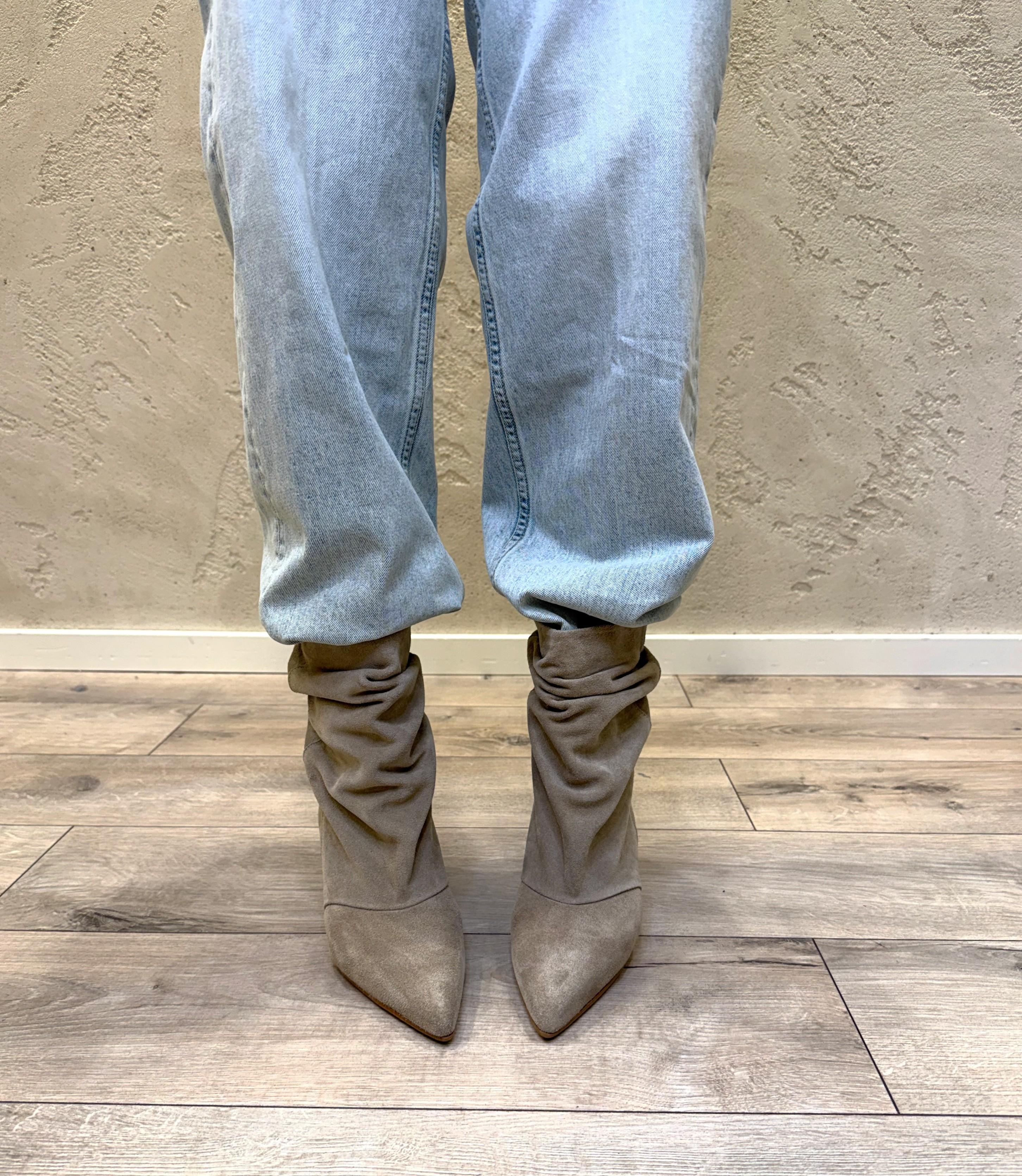 stivaletto basso in vera pelle scamosciata 26TR BEIGE DIVINE FOLLIE 