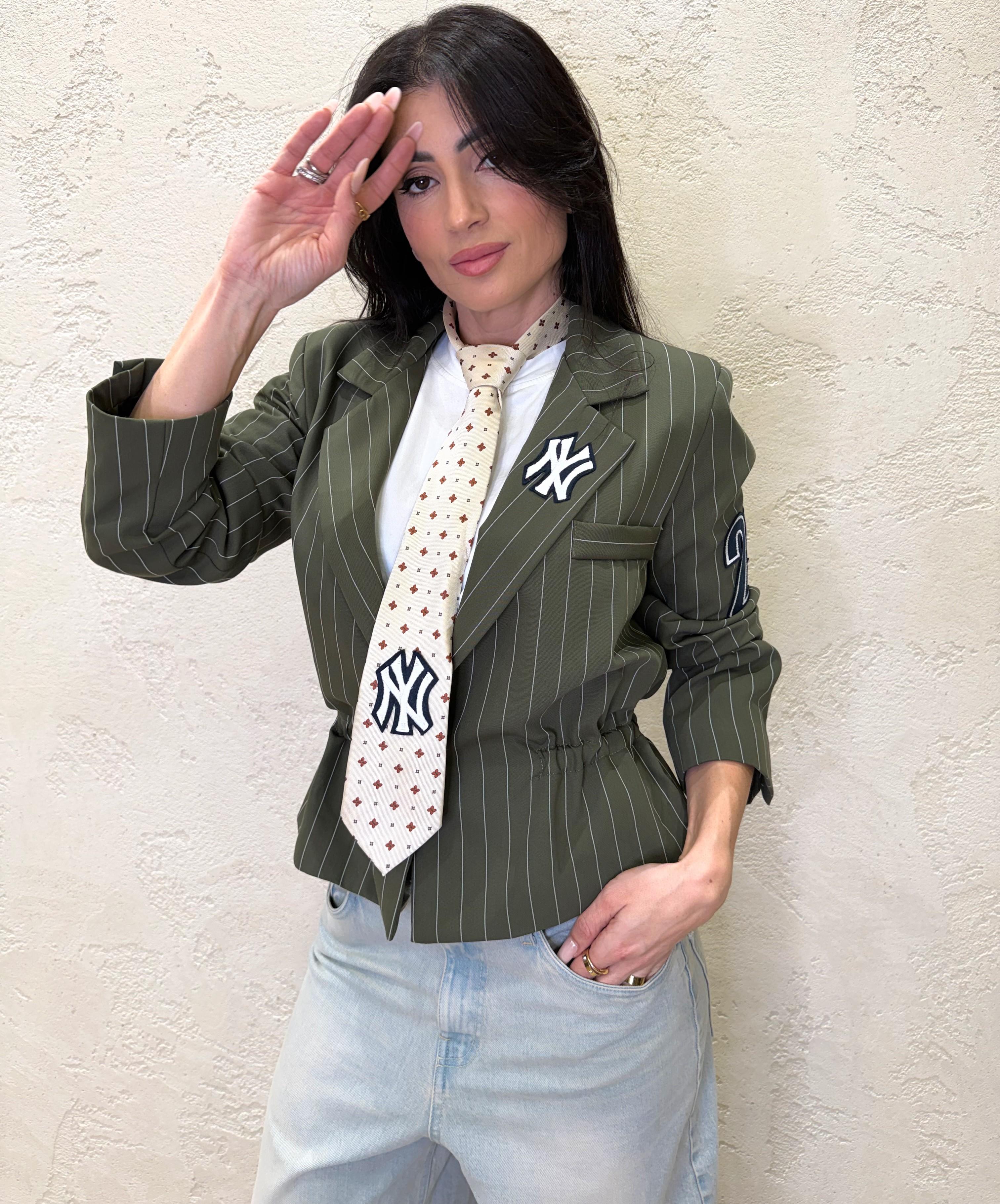 giacca gessata con patch e cravatta in dotazione 38763 MILITARE TENSIONE IN 