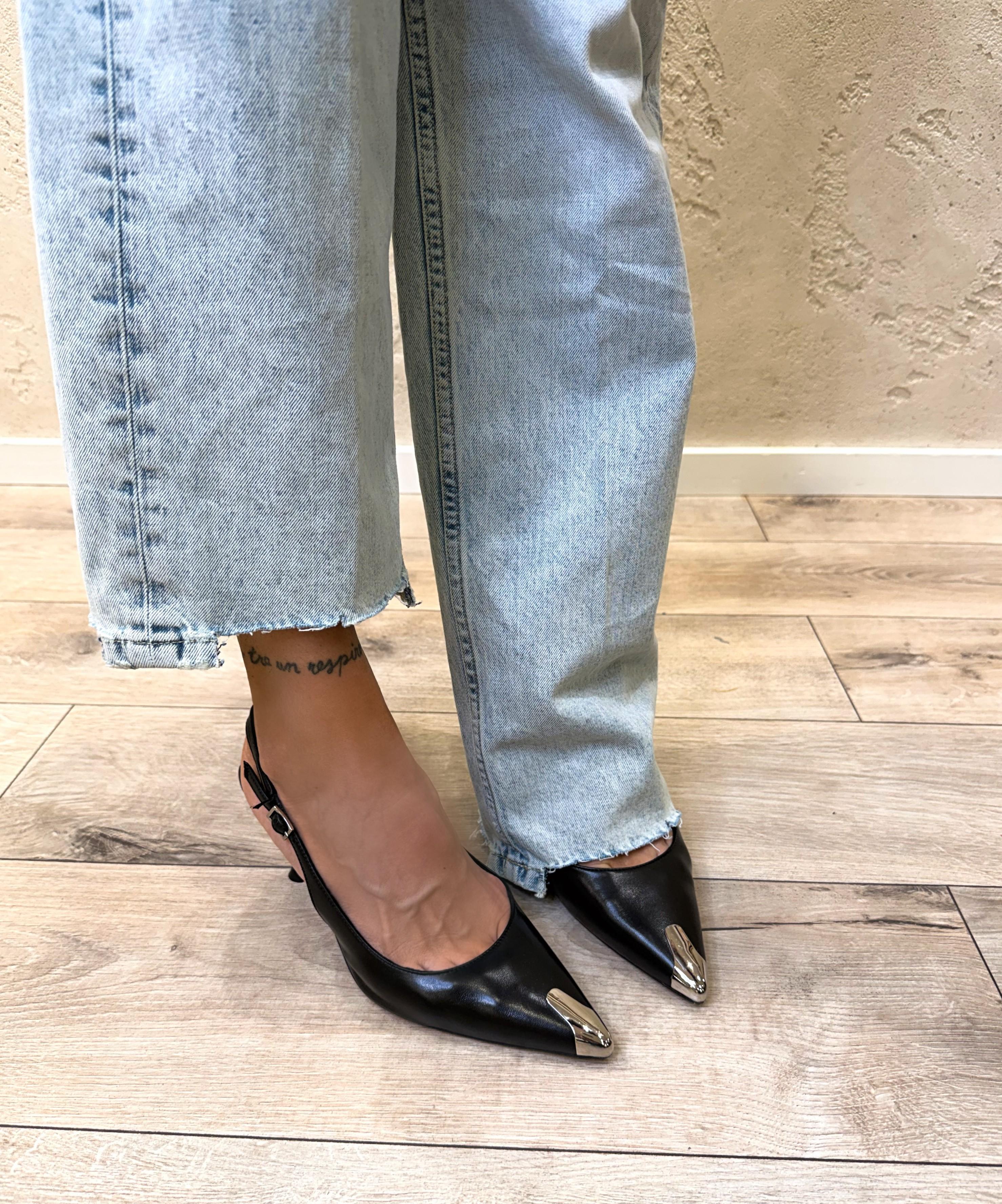 slingbackin vera pelle con punta metallica A712 NERO DIVINE FOLLIE 