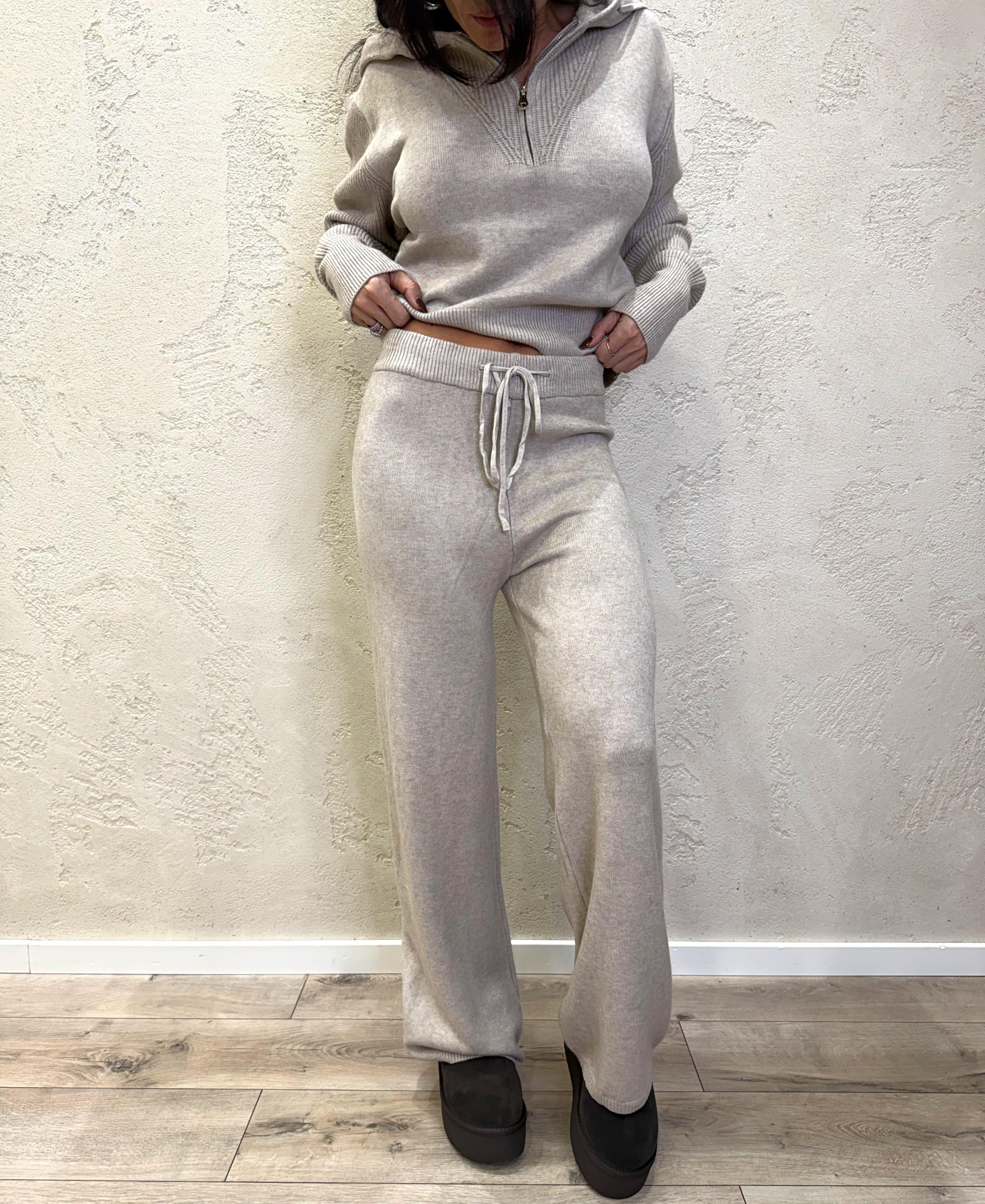 completo in maglia con pull mezza zip e cappuccio e pantalone a gamba larga CMCAPHZ TORTORA ELEVI 
