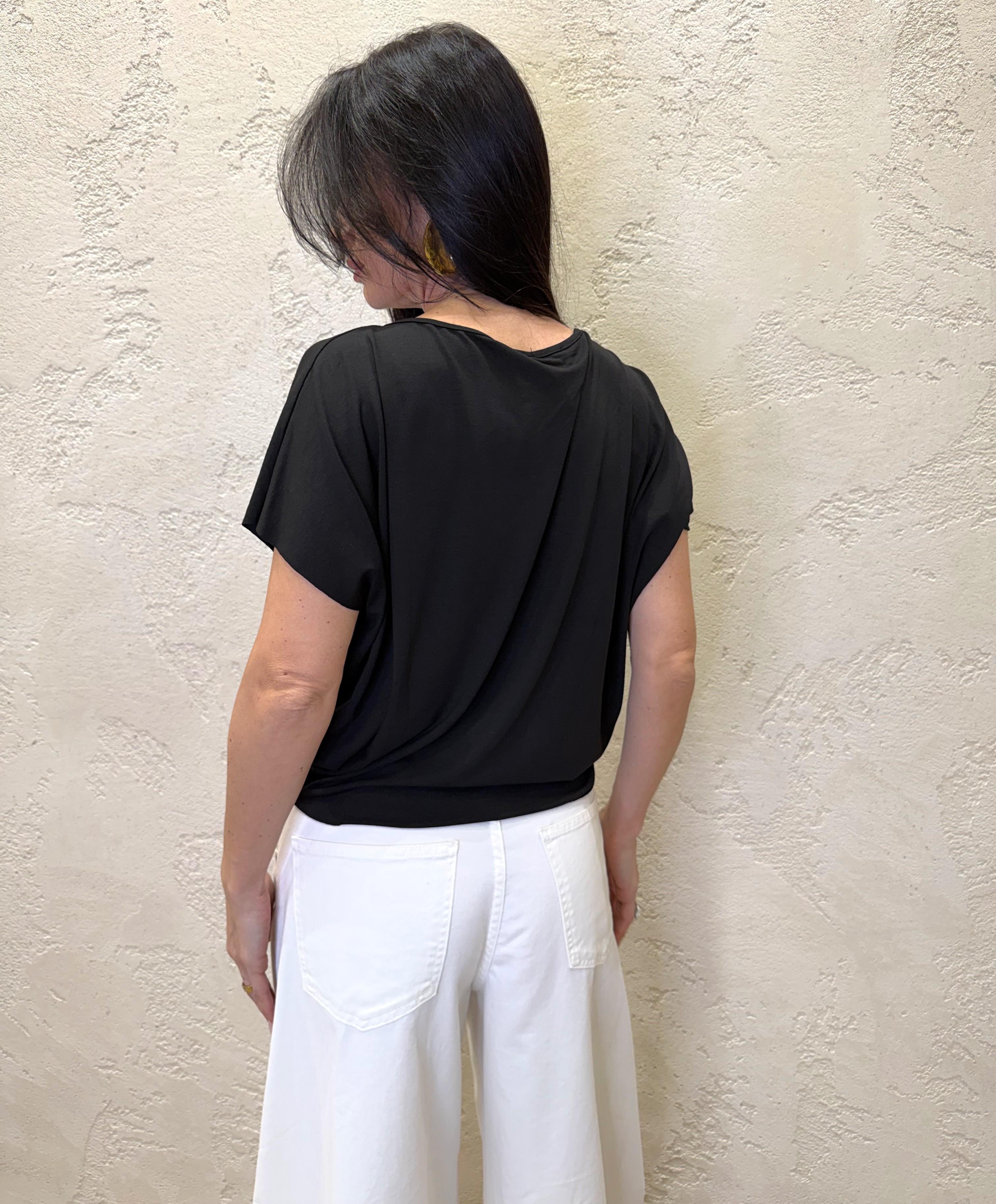 maglia morbida asimmetrica con dettaglio gioiello B05112 NERO SUSY MIX 
