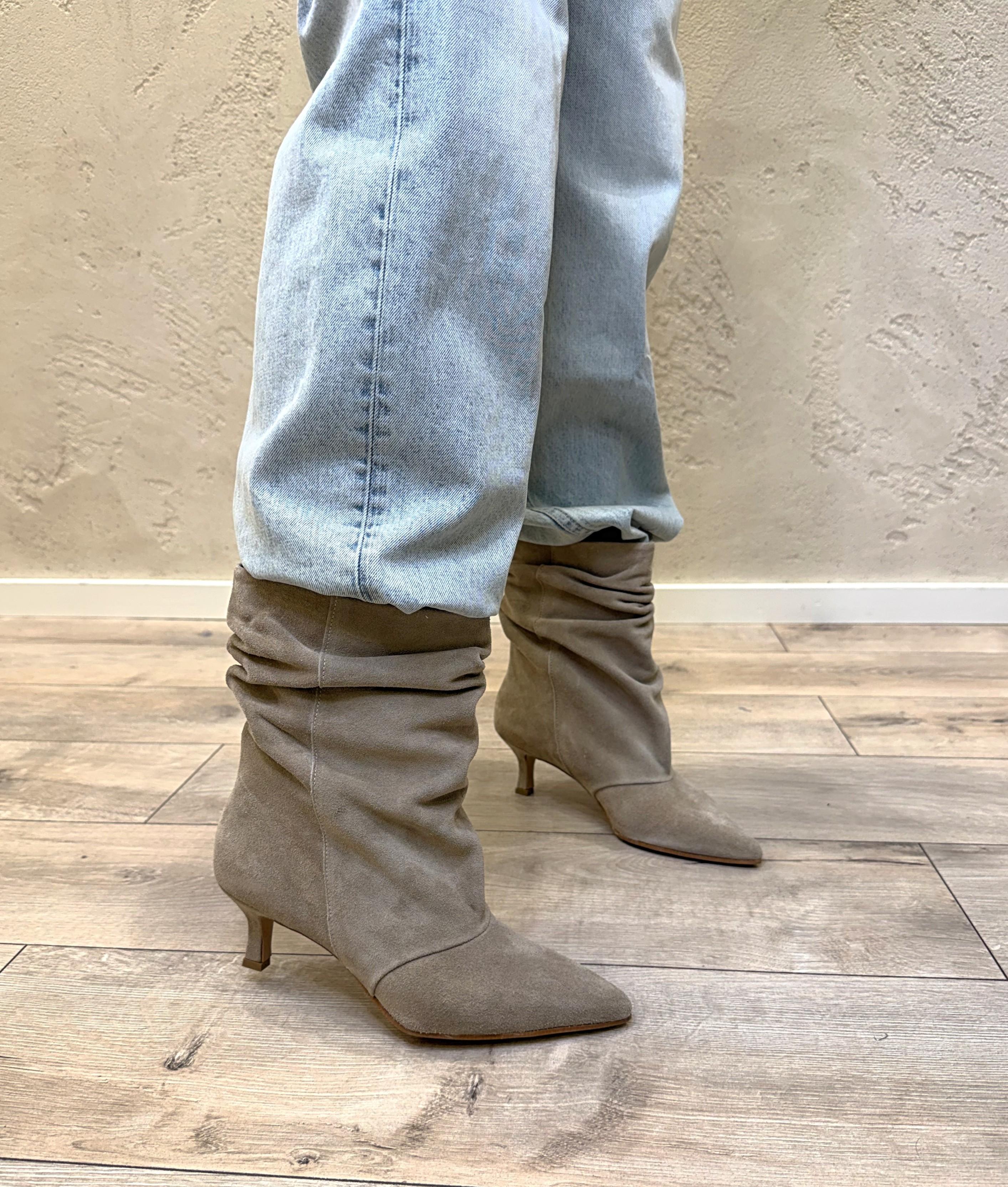 stivaletto basso in vera pelle scamosciata 26TR BEIGE DIVINE FOLLIE 