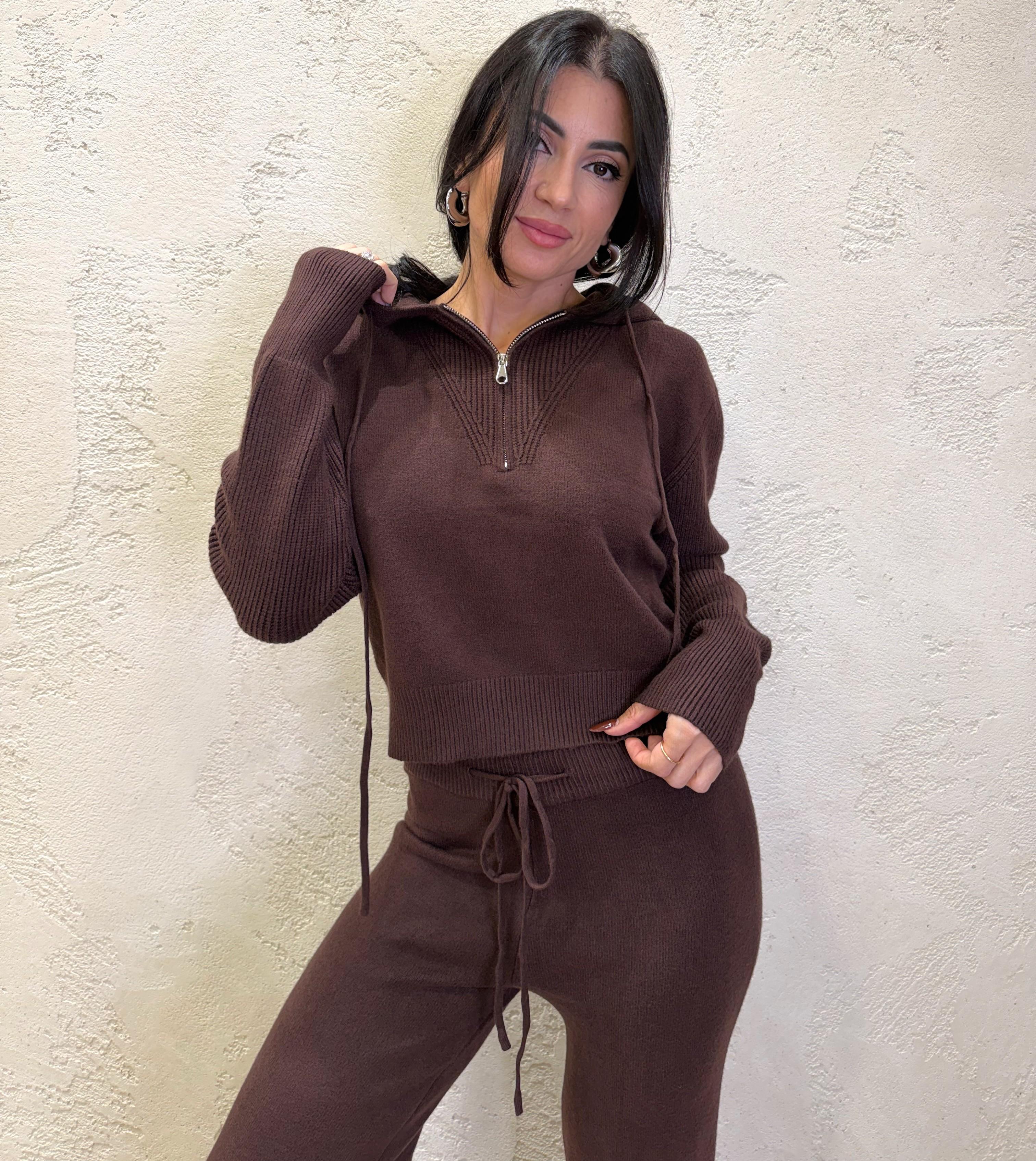 completo in maglia con pull mezza zip e cappuccio e pantalone a gamba larga CMCAPHZ CICCOLATO ELEVI 