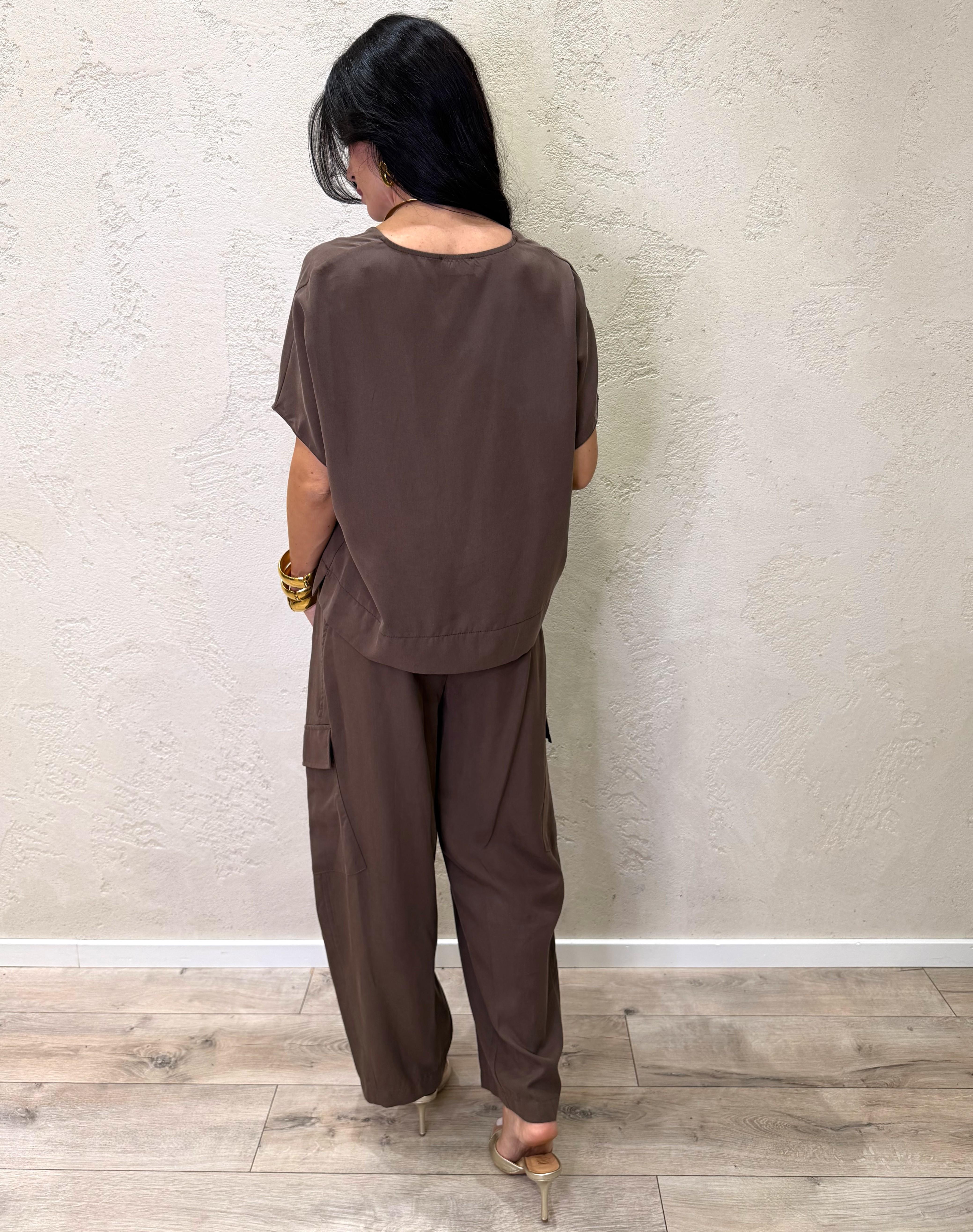 completo composto da blusa a scatoletta e pantaloni cargo a gamba dritta 3074 MORO SUSY MIX 