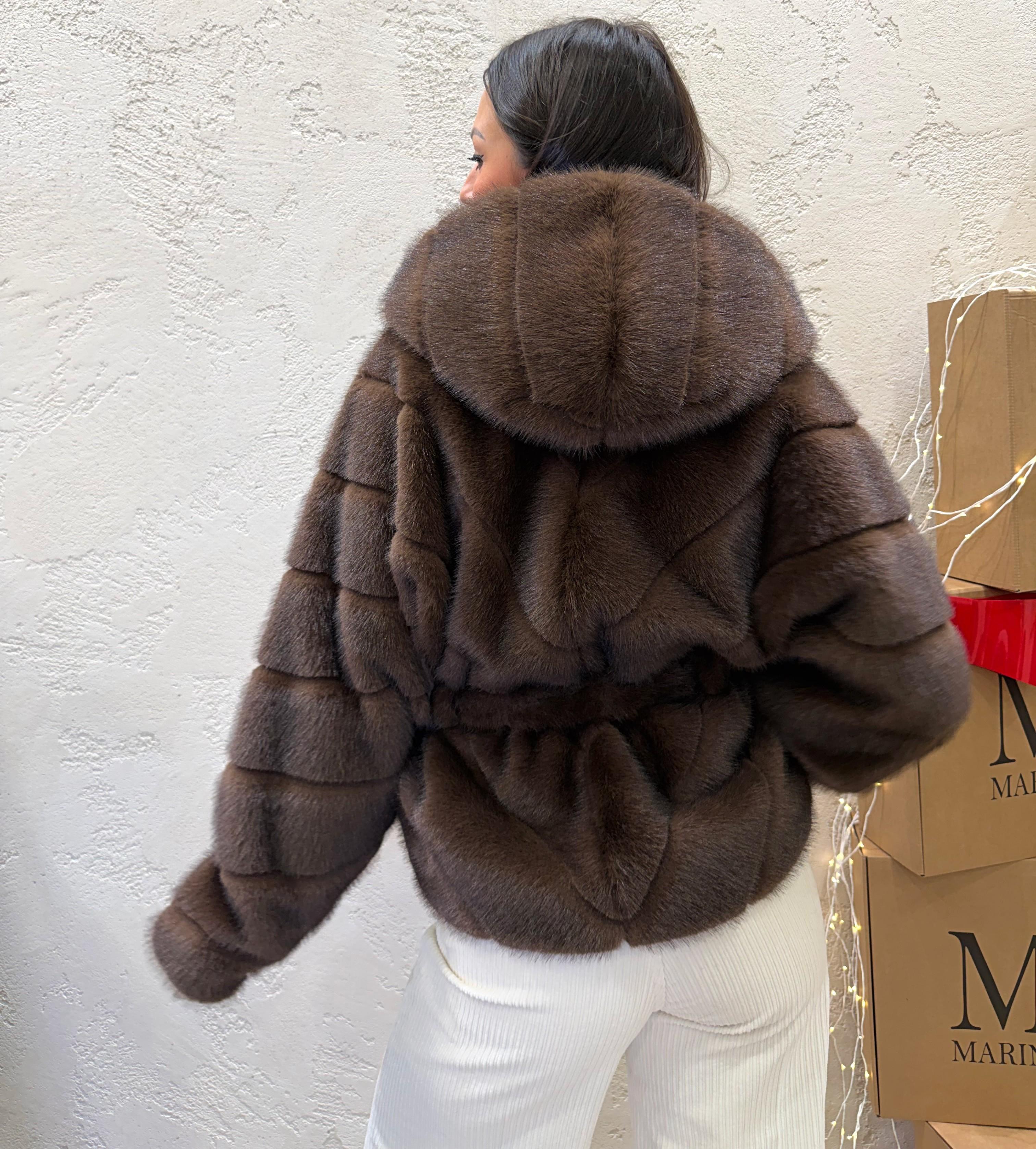 pelliccia con cappuccio e cintura lavorazione orizzontale PELLICCIACINTCAP MORO ELEVI 