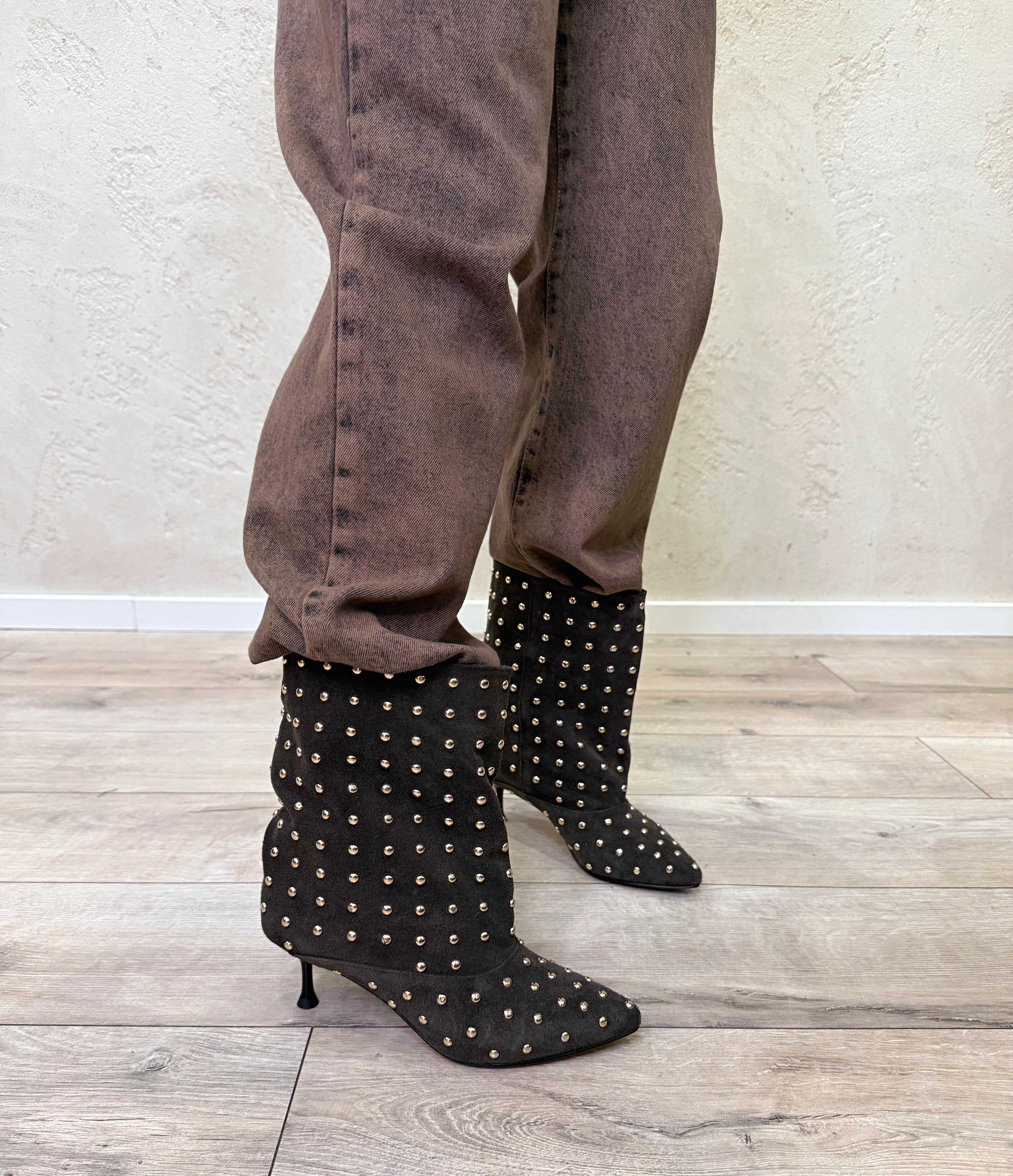 stivaletto scamosciato con tacco e dettaglio di borchie 2470AISHA MORO DIVINE FOLLIE 