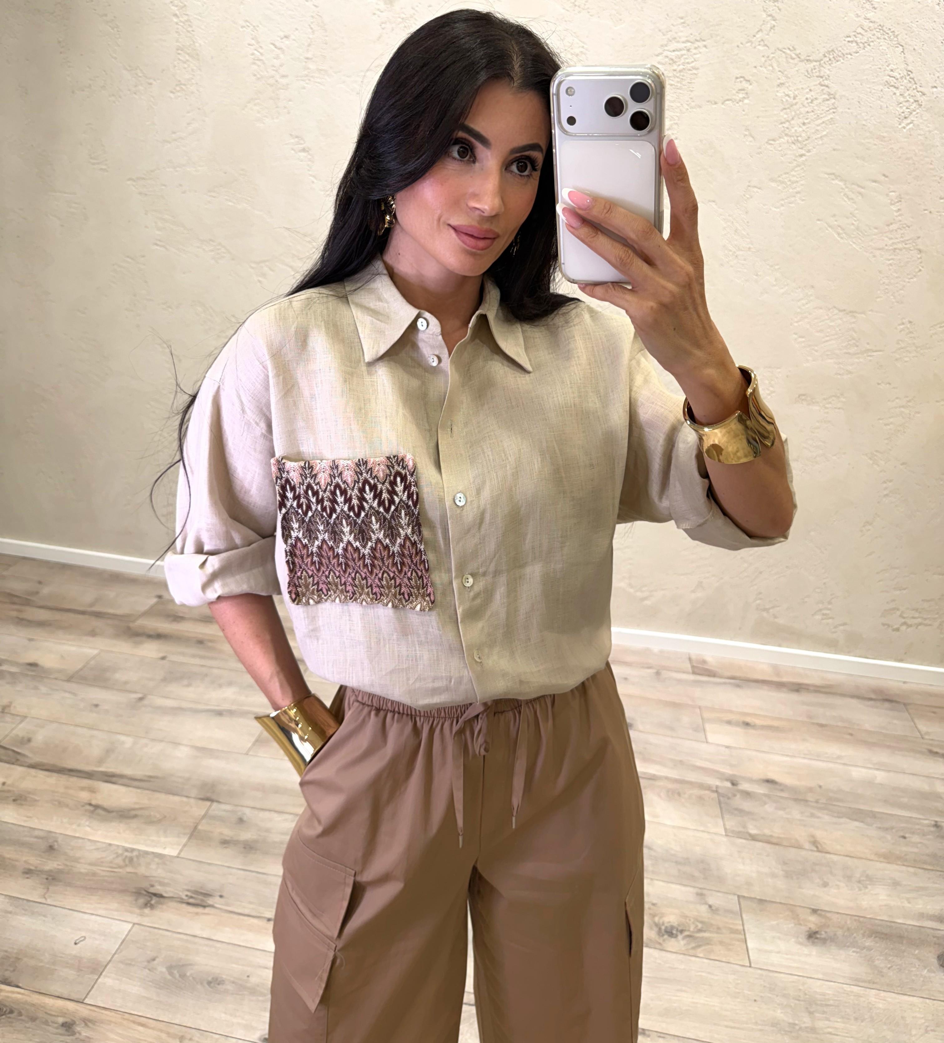 camicia in 100% lino con tasca ricamata S26CG16 SABBIA TENSIONE IN 