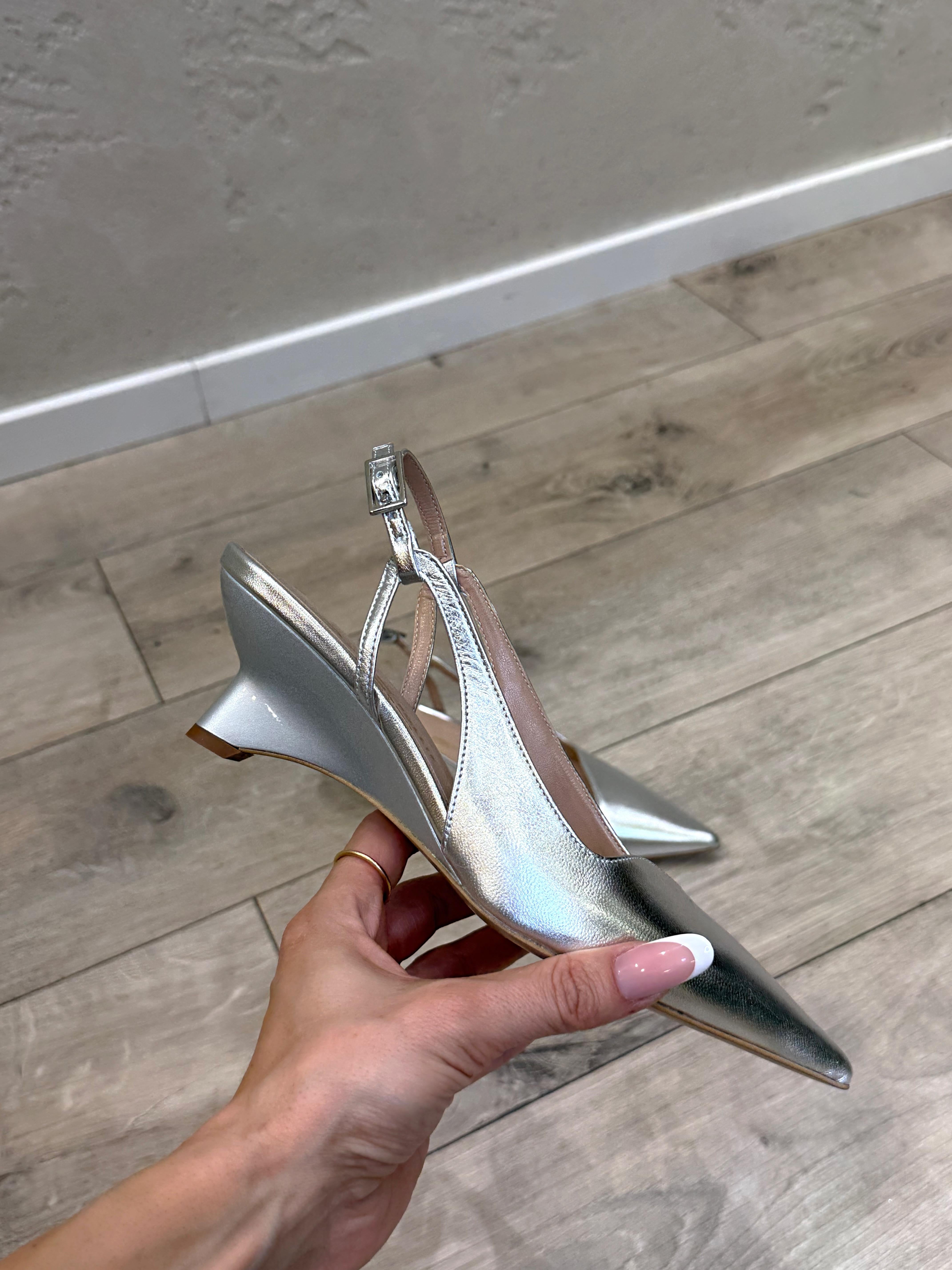 slingback laminta in vera pelle con tacco a blocco scolpito IS738 ARGENTO DIVINE FOLLIE 