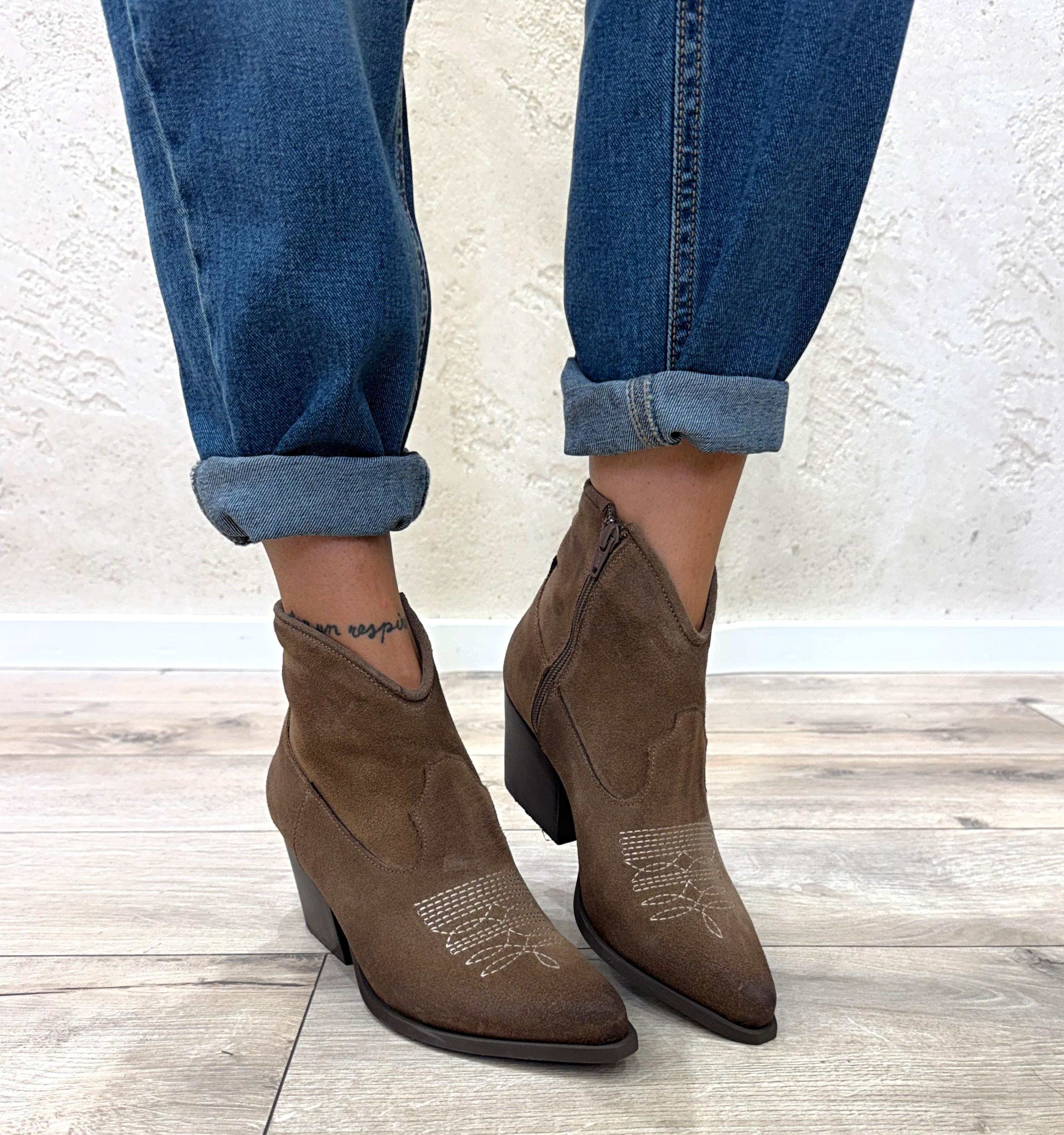 stivaletto texano basso in vera pelle scamosciata SAL190 CROSTA TAUPE DIVINE FOLLIE 