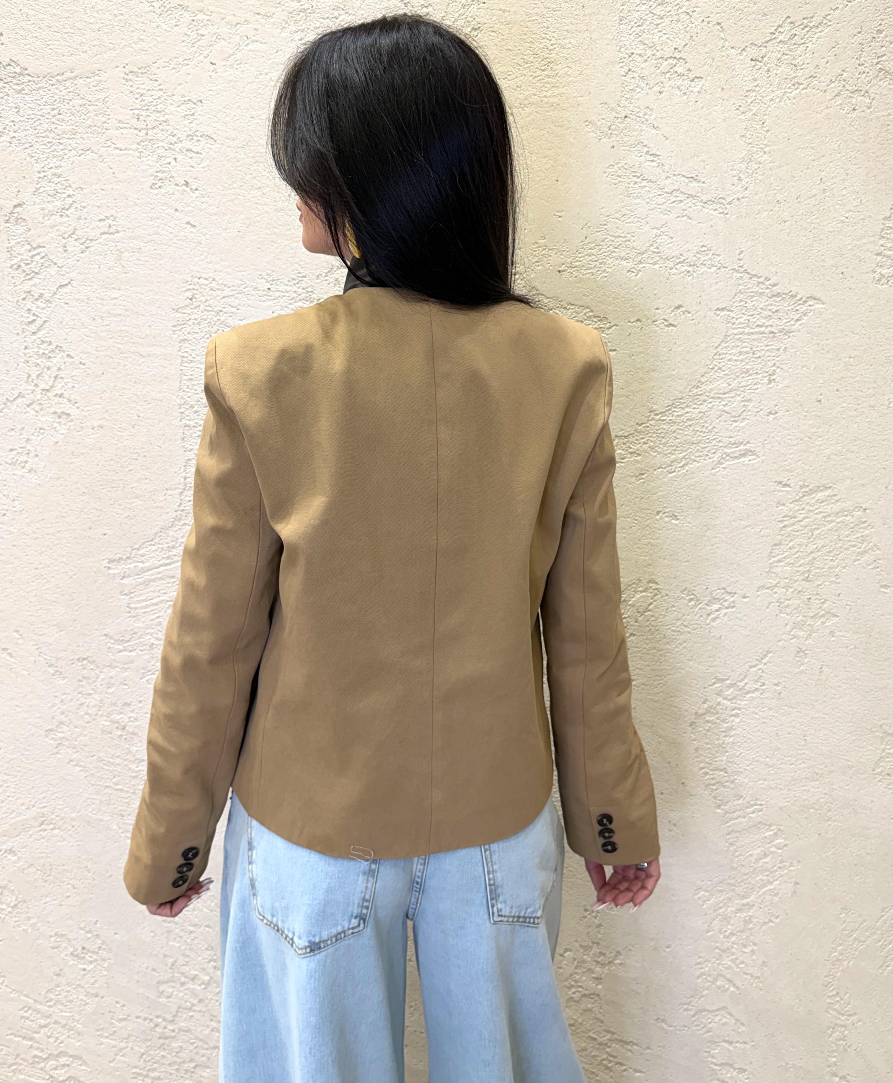 giacca con colletto in ecopelle e chiusura asimmetrica 26B4329 BEIGE TENSIONE IN 