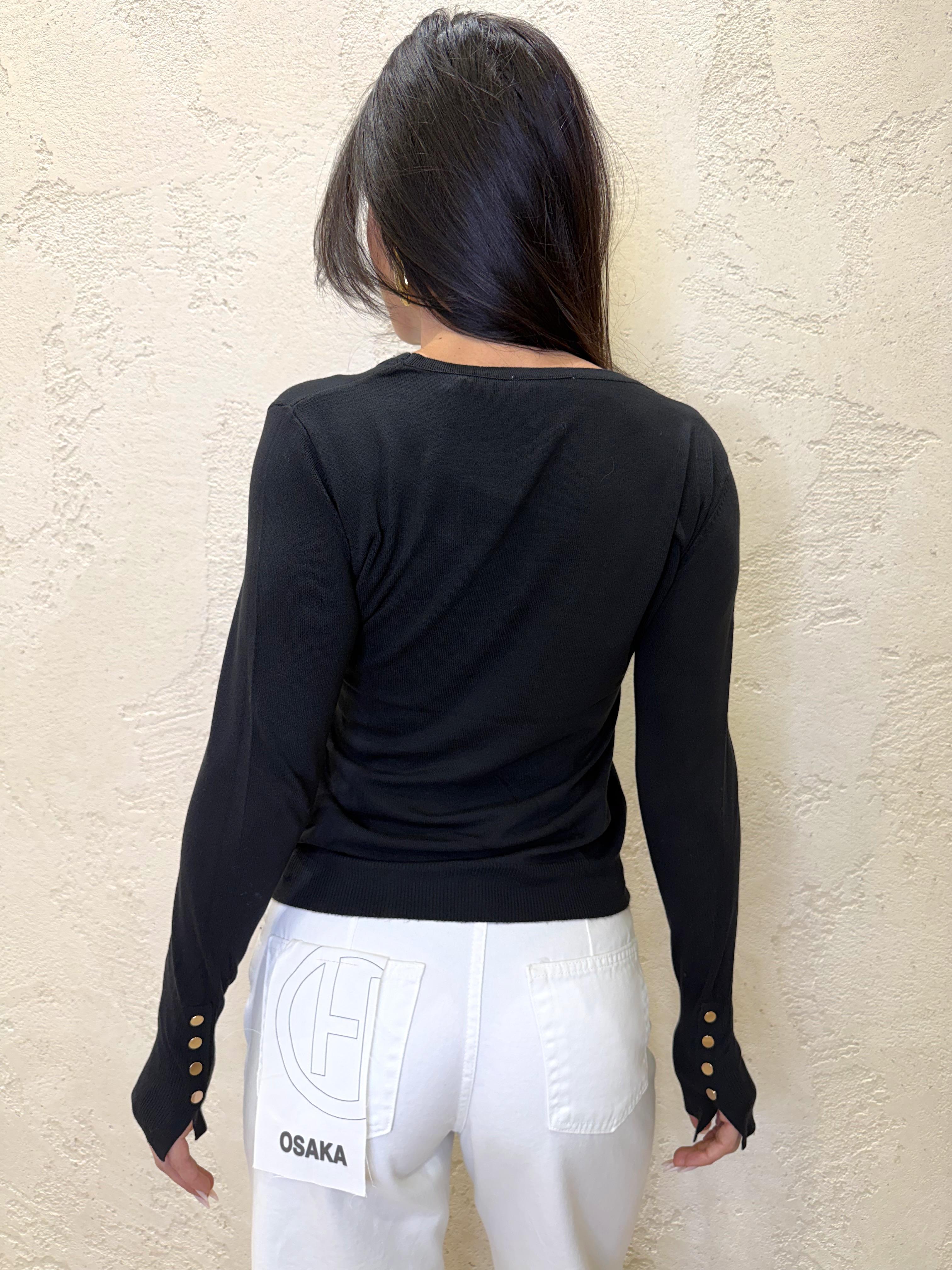 maglia basica con dettaglio bottoncini su polso MAGLIABOTTONCINI NERO ELEVI 