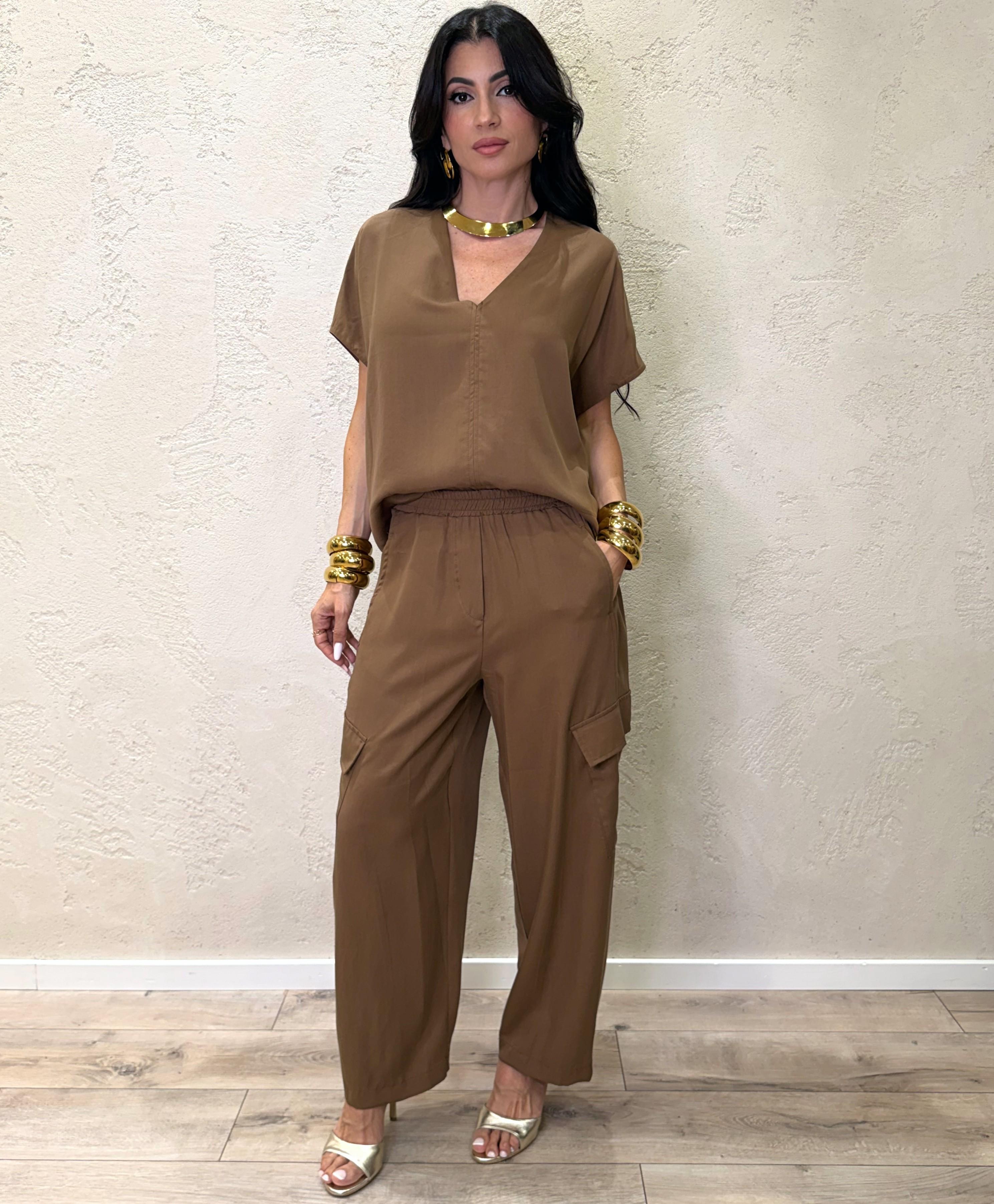 completo composto da blusa a scatoletta e pantaloni cargo a gamba dritta 3074 TABACCO SUSY MIX 