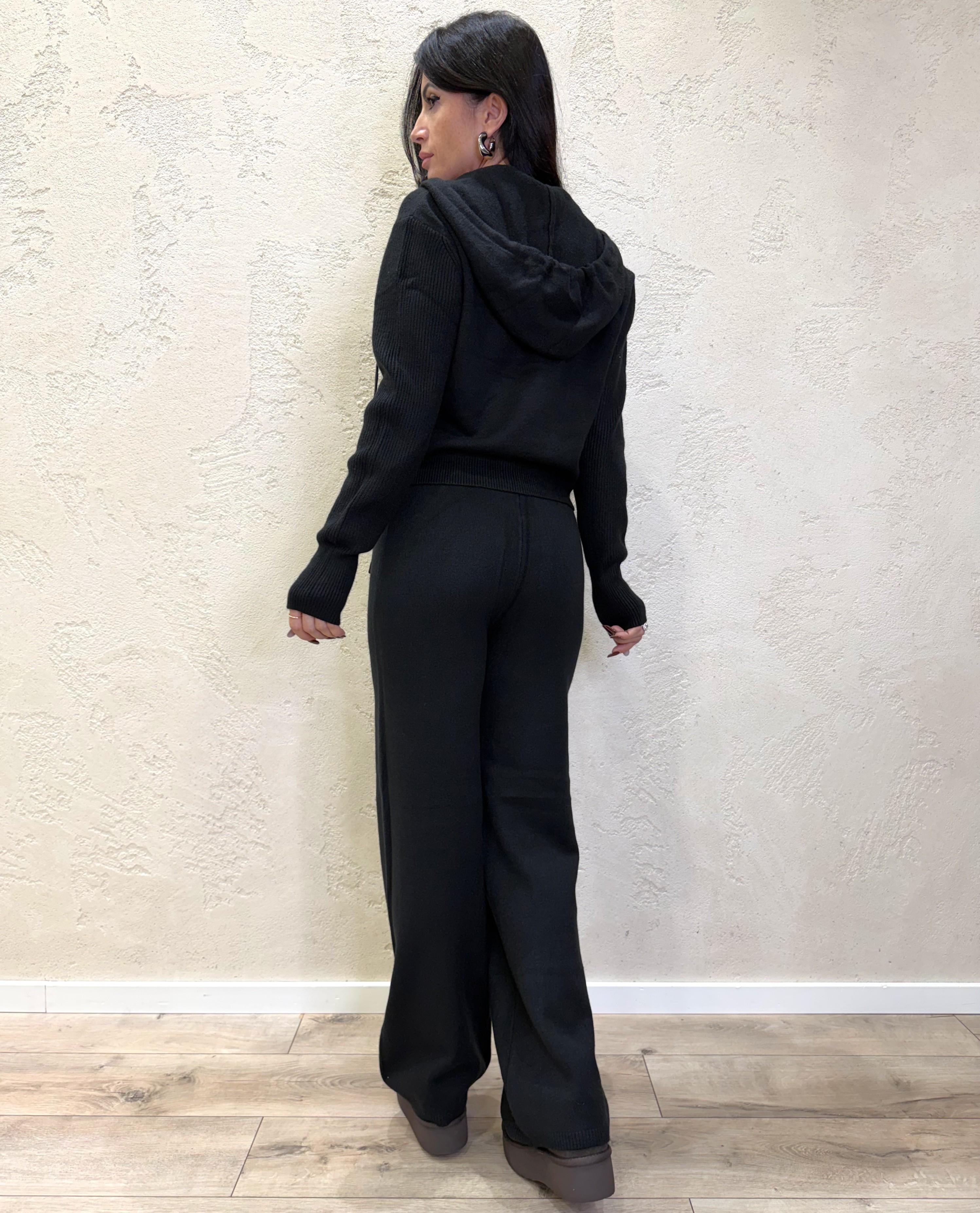 completo in maglia con pull mezza zip e cappuccio e pantalone a gamba larga CMCAPHZ NERO ELEVI 