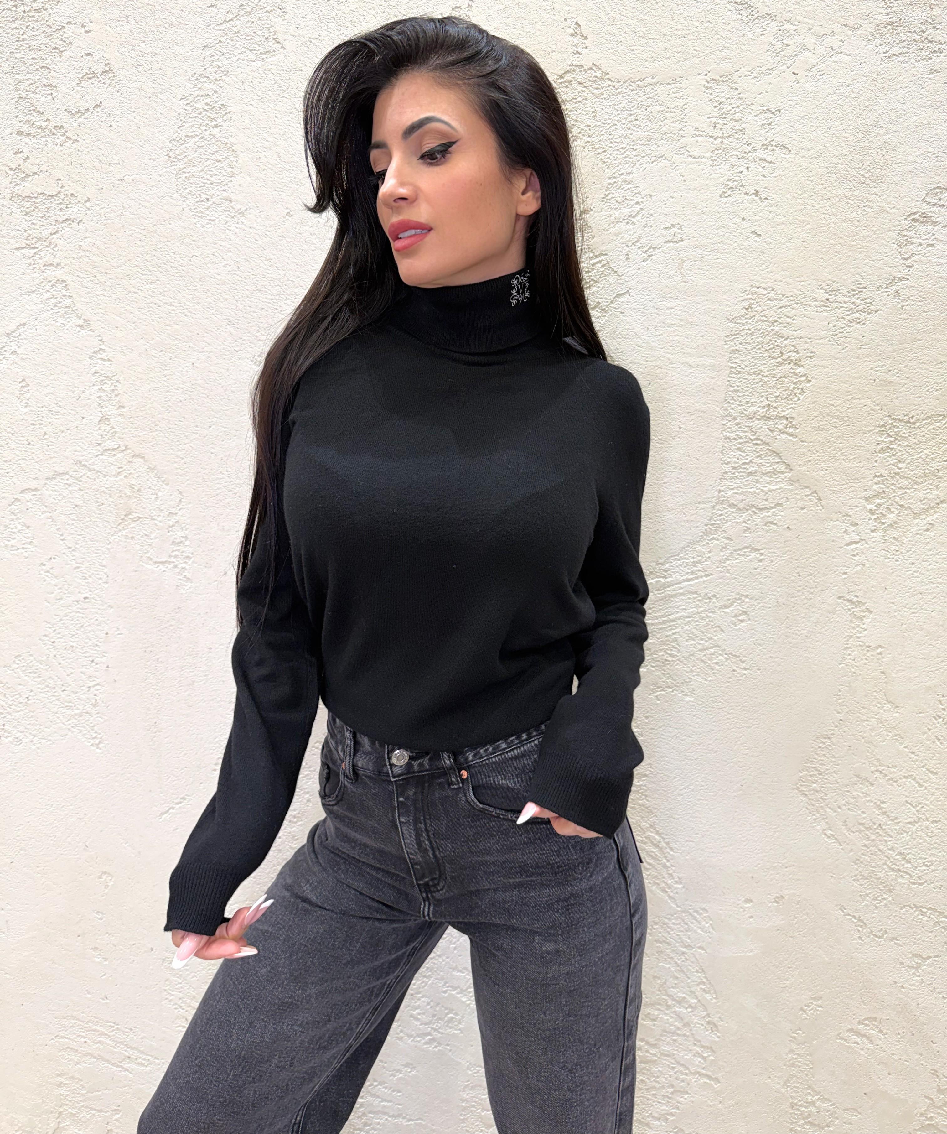 maglia a collo alto misto lana e cashmere con logo ricamato nel collo 22210F NERO VICOLO 