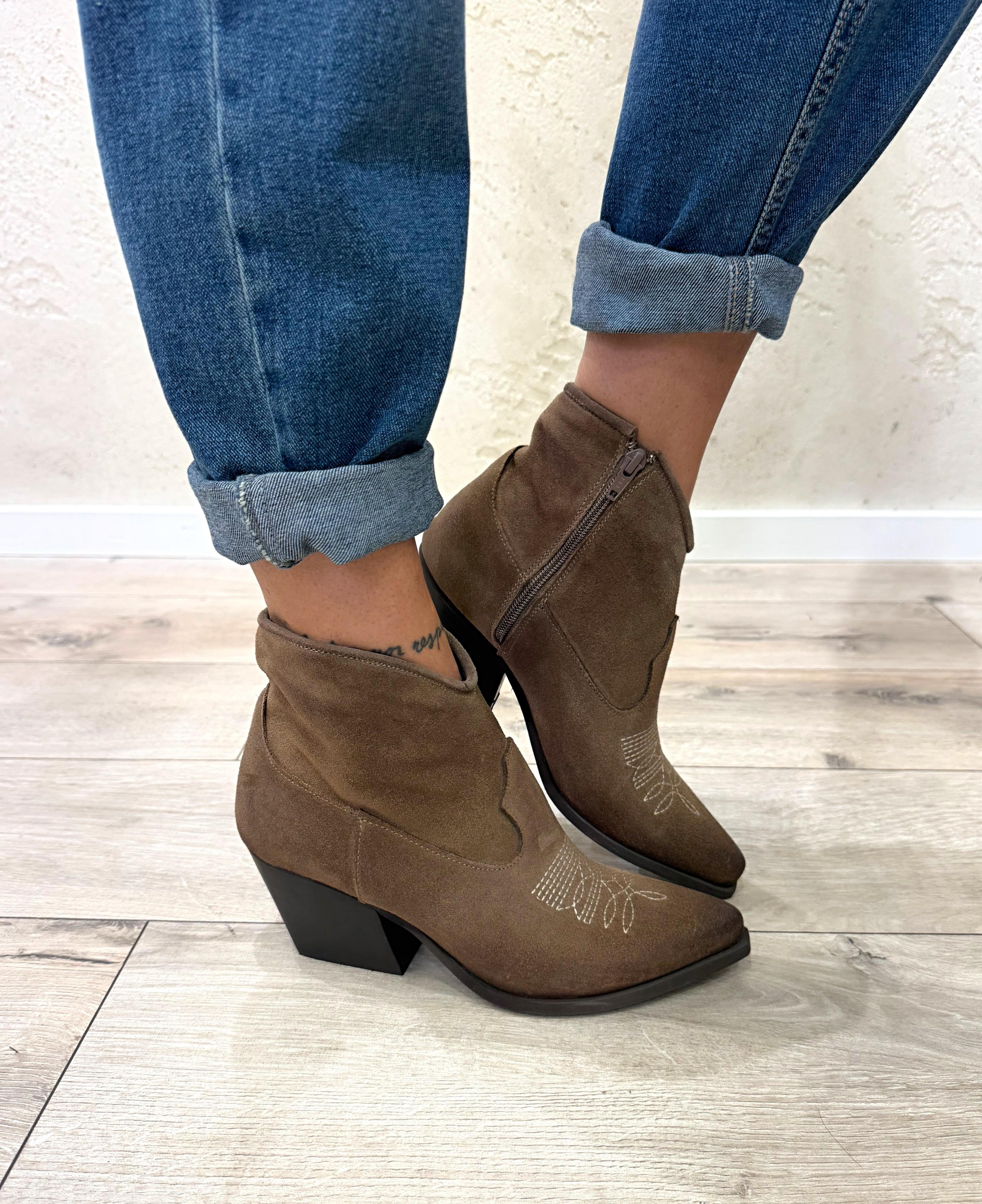 stivaletto texano basso in vera pelle scamosciata SAL190 CROSTA TAUPE DIVINE FOLLIE 