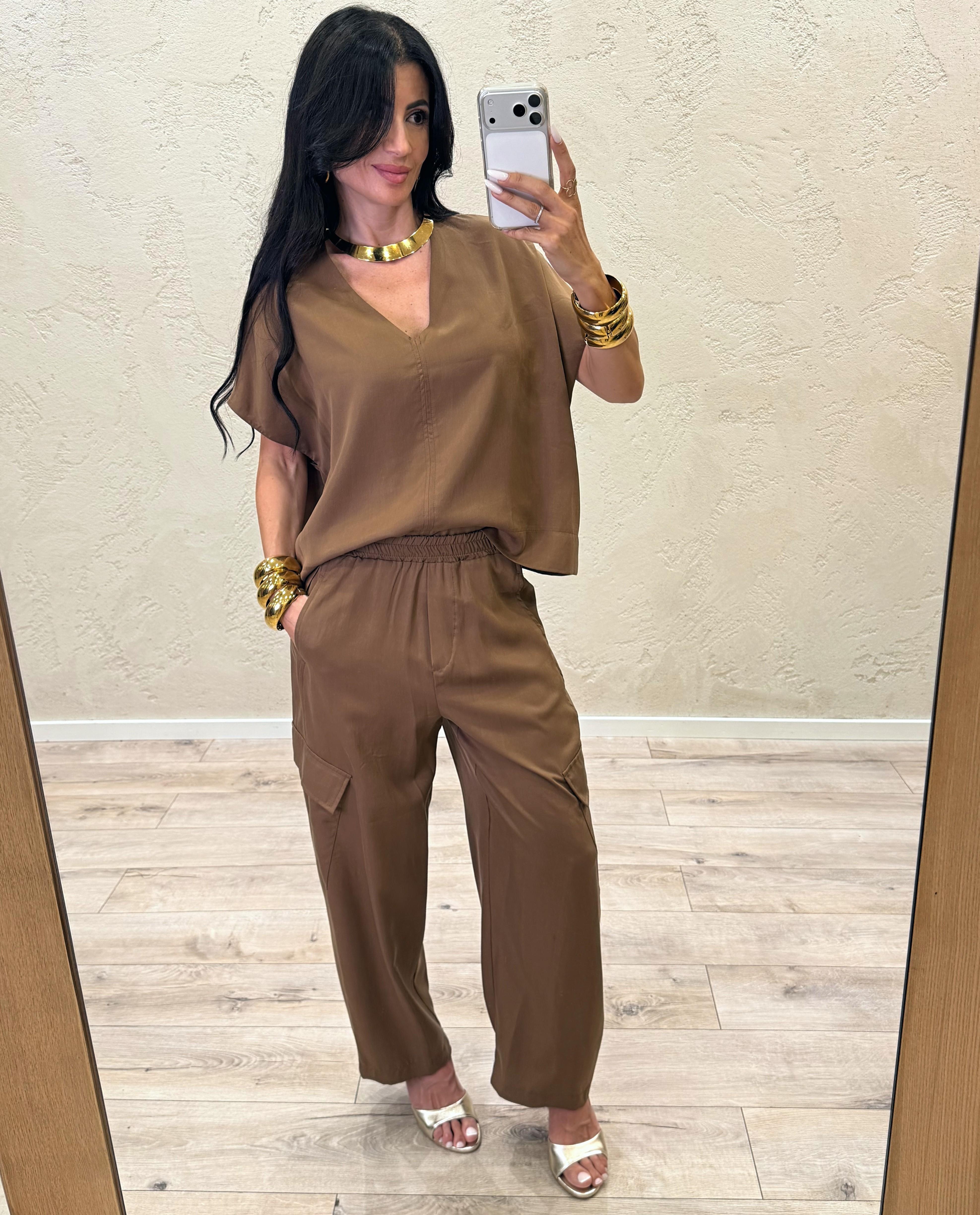 completo composto da blusa a scatoletta e pantaloni cargo a gamba dritta 3074 TABACCO SUSY MIX 