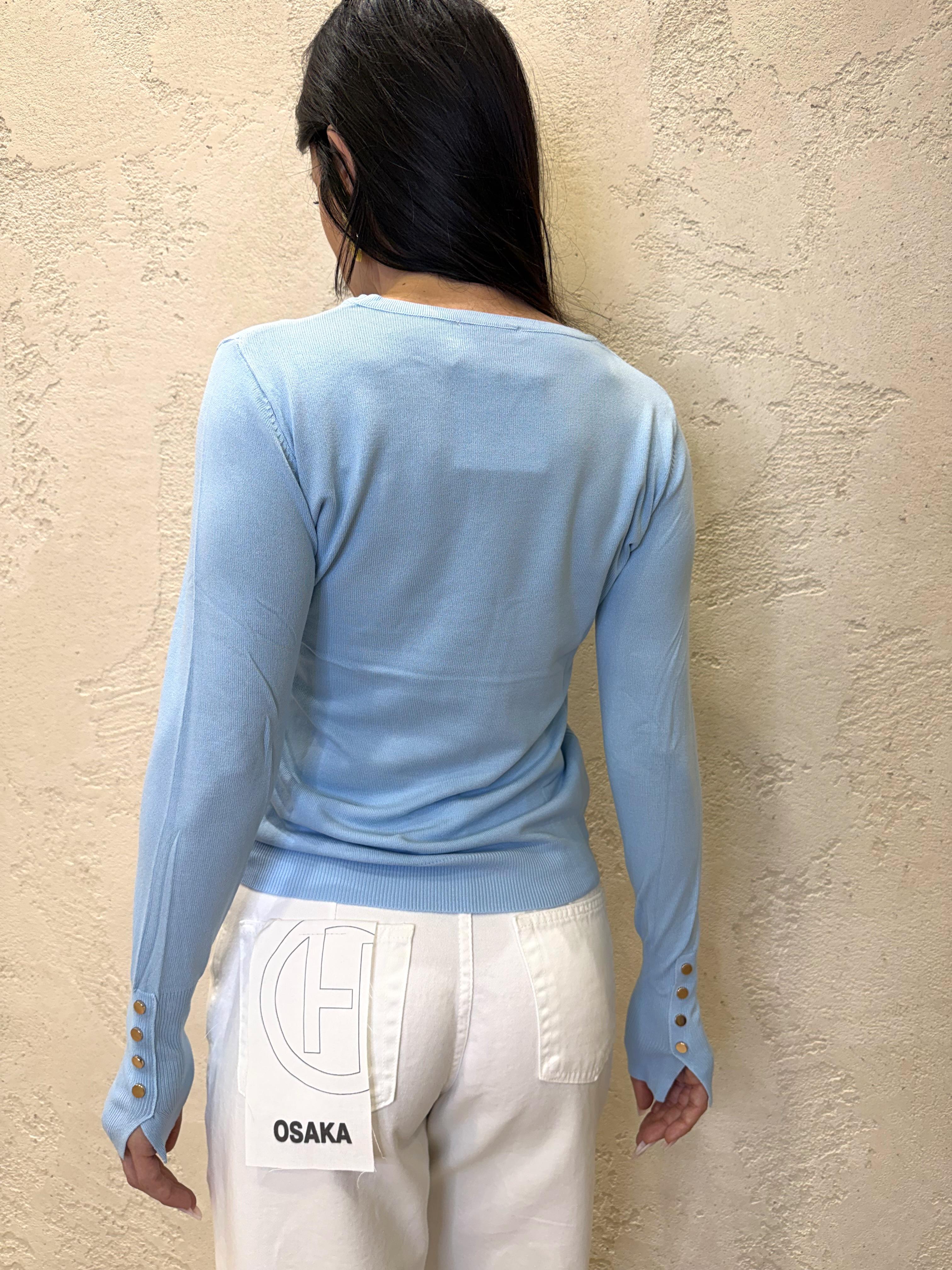 maglia basica con dettaglio bottoncini su polso MAGLIABOTTONCINI CELESTE ELEVI 