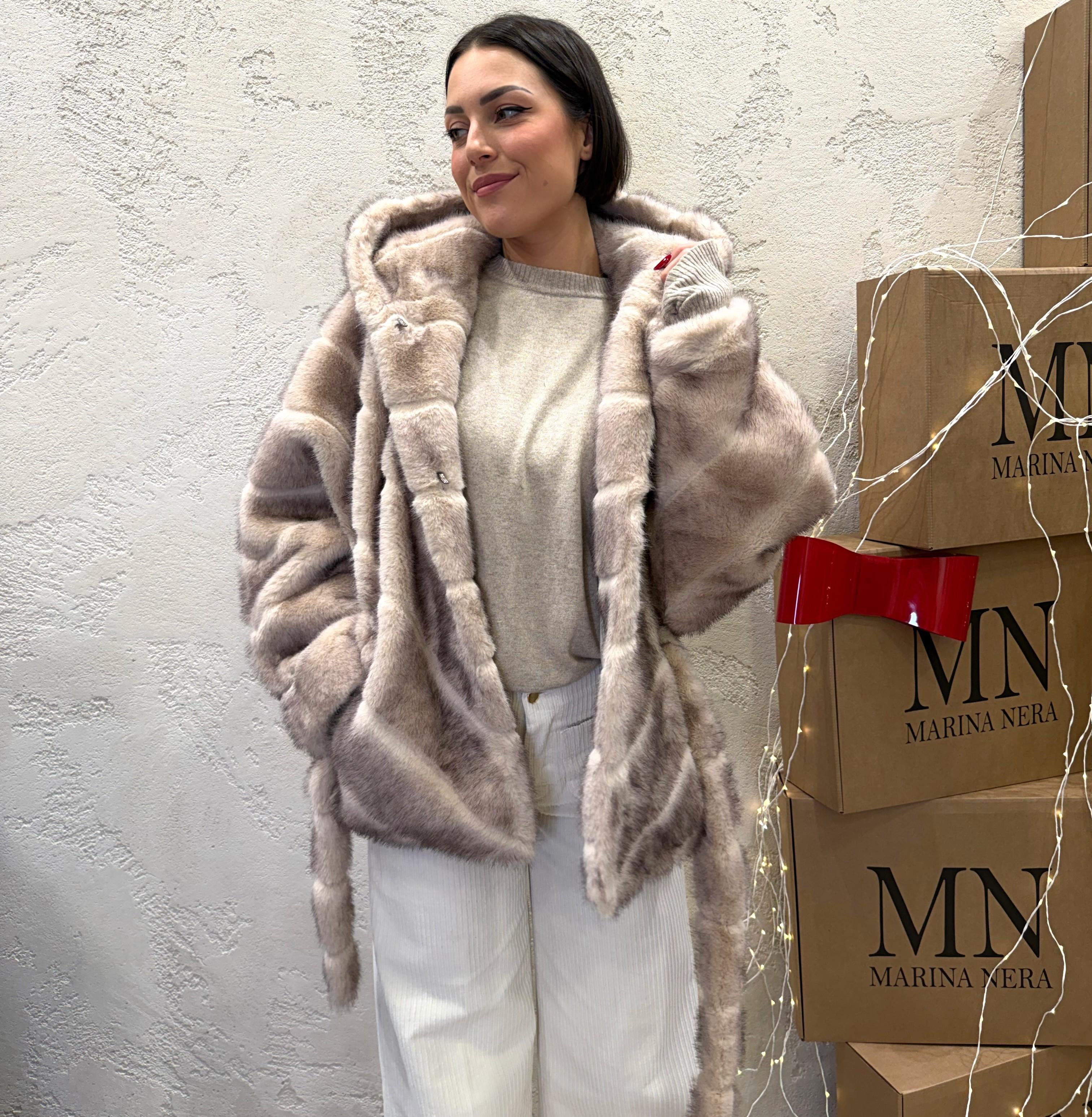 pelliccia con cappuccio e cintura lavorazione orizzontale PELLICCIACINTCAP NATURALE ELEVI 