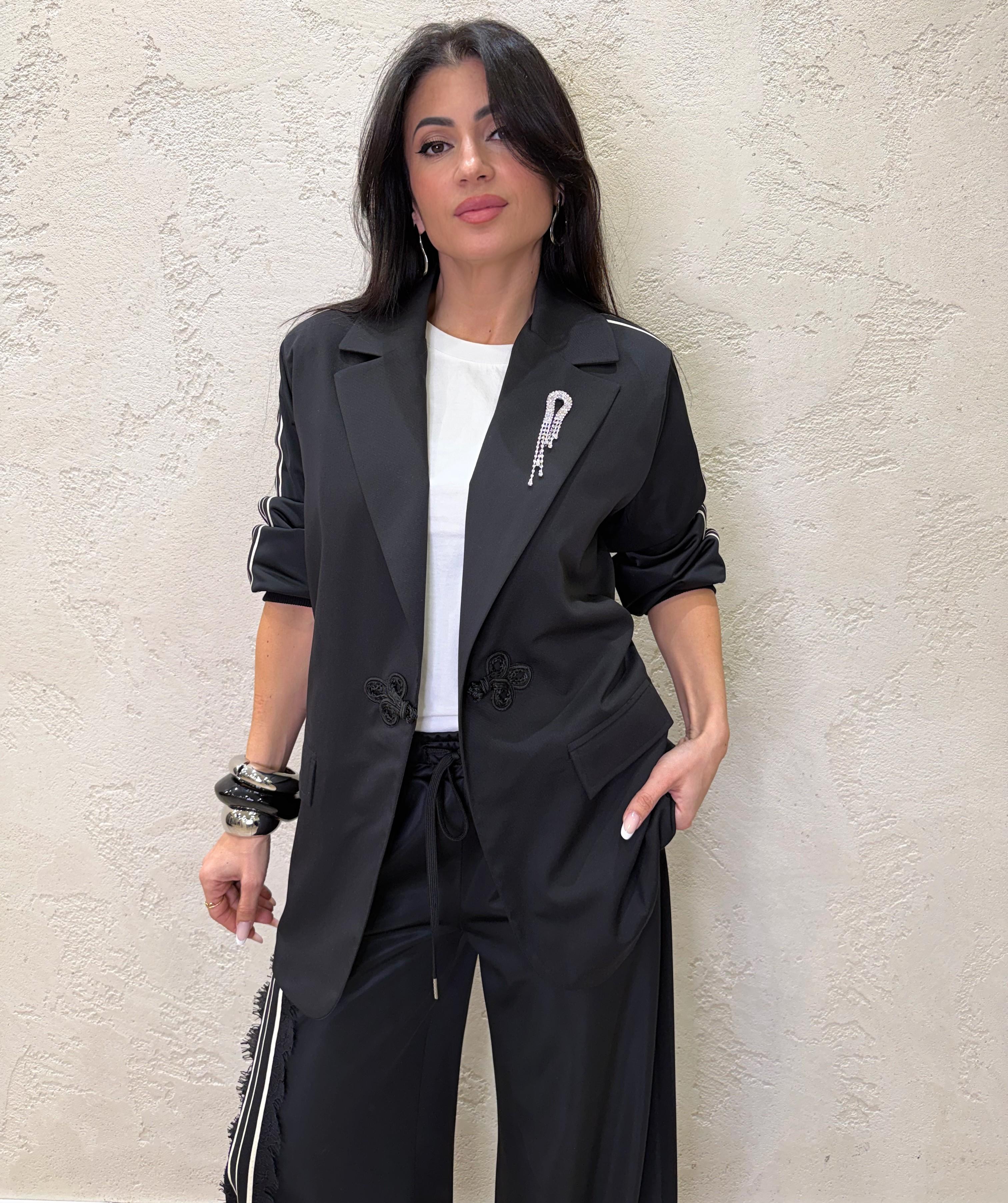 blazer con chiusura decorativa e maniche in raso tecnico S3387 NERO SUSY MIX 