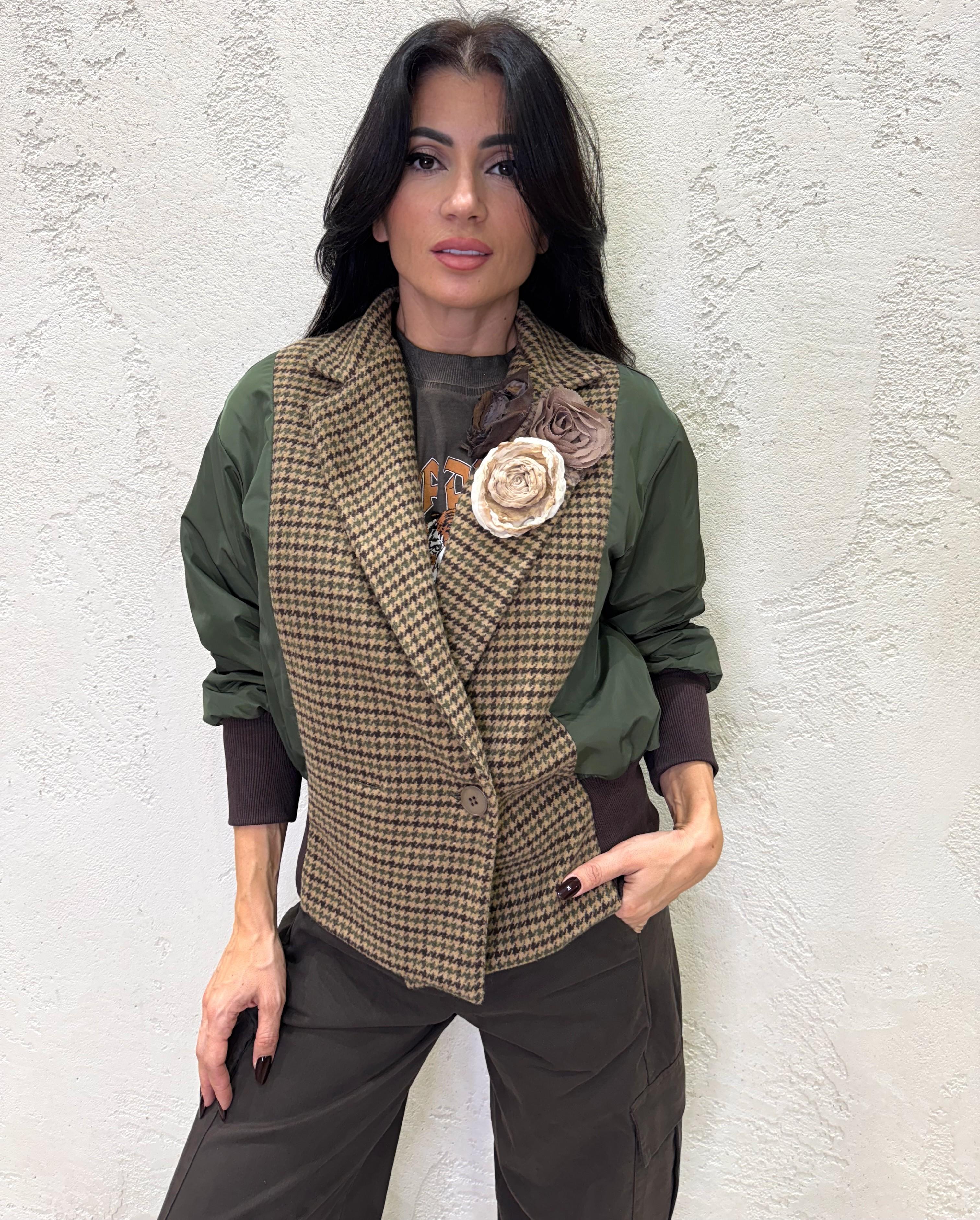 bomber imbottito con taglio trench doppiopetto e struttura in doppio tessuto S2685 VERDE MILITARE SUSY MIX 