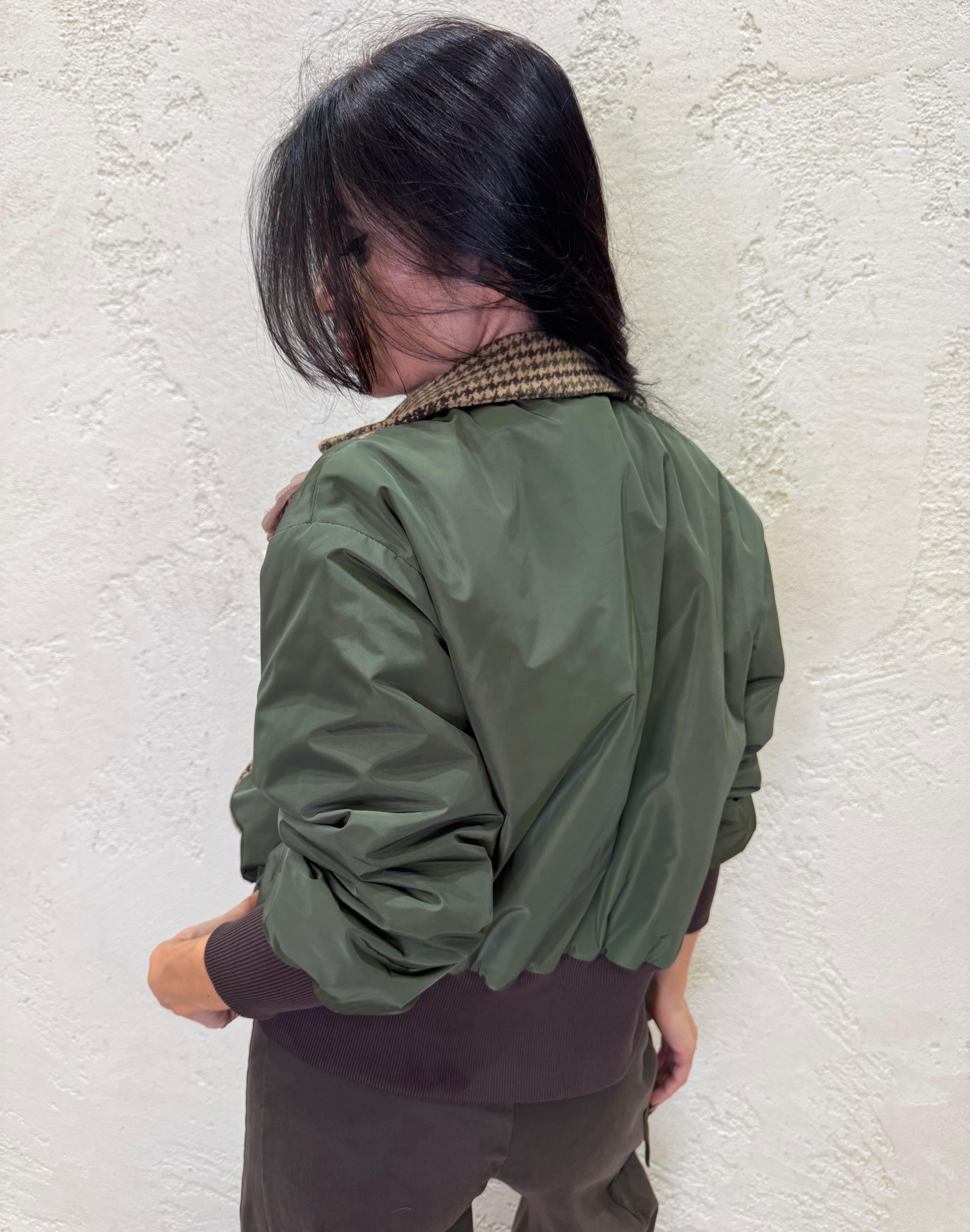 bomber imbottito con taglio trench doppiopetto e struttura in doppio tessuto S2685 VERDE MILITARE SUSY MIX 