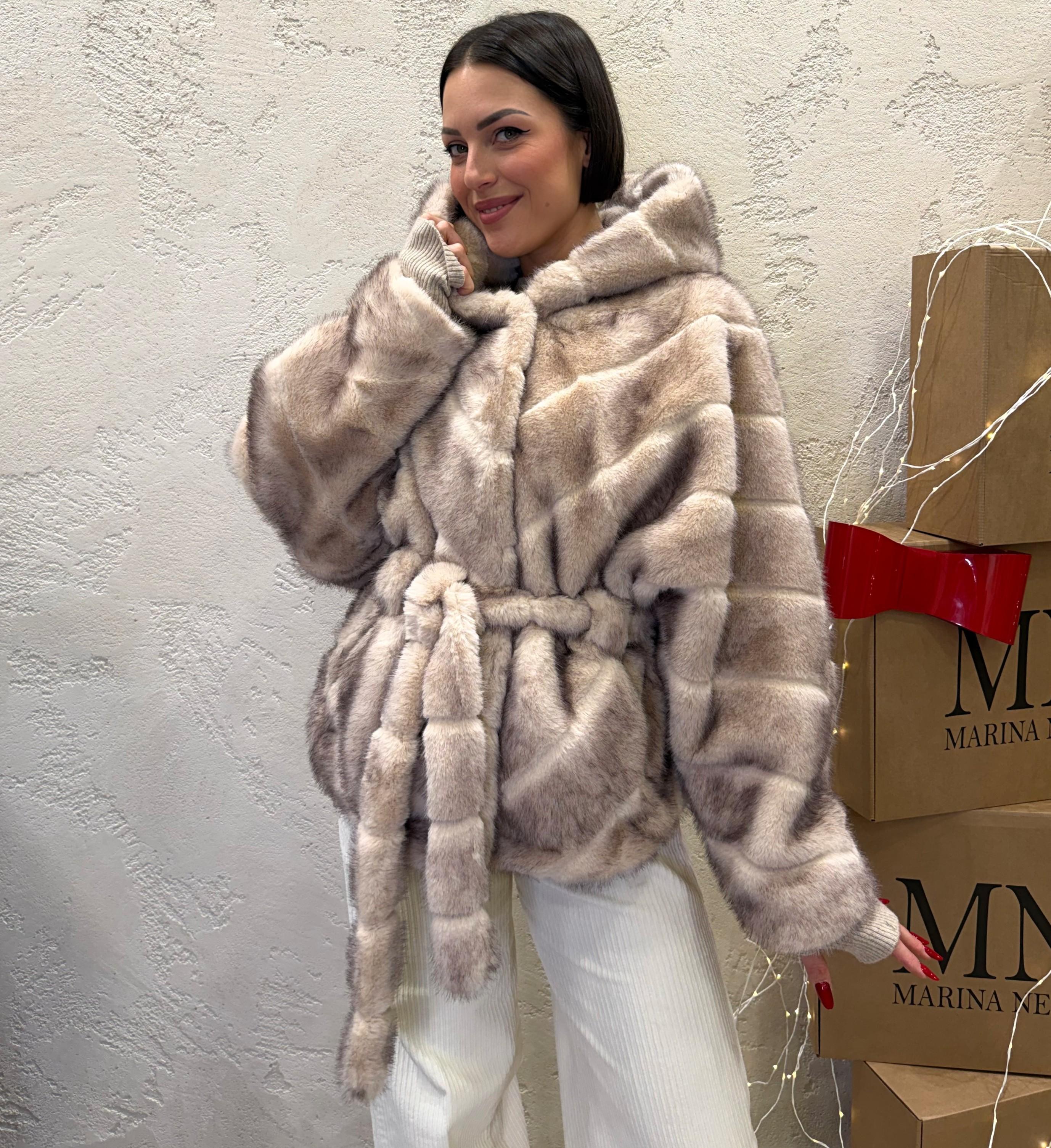 pelliccia con cappuccio e cintura lavorazione orizzontale PELLICCIACINTCAP NATURALE ELEVI 