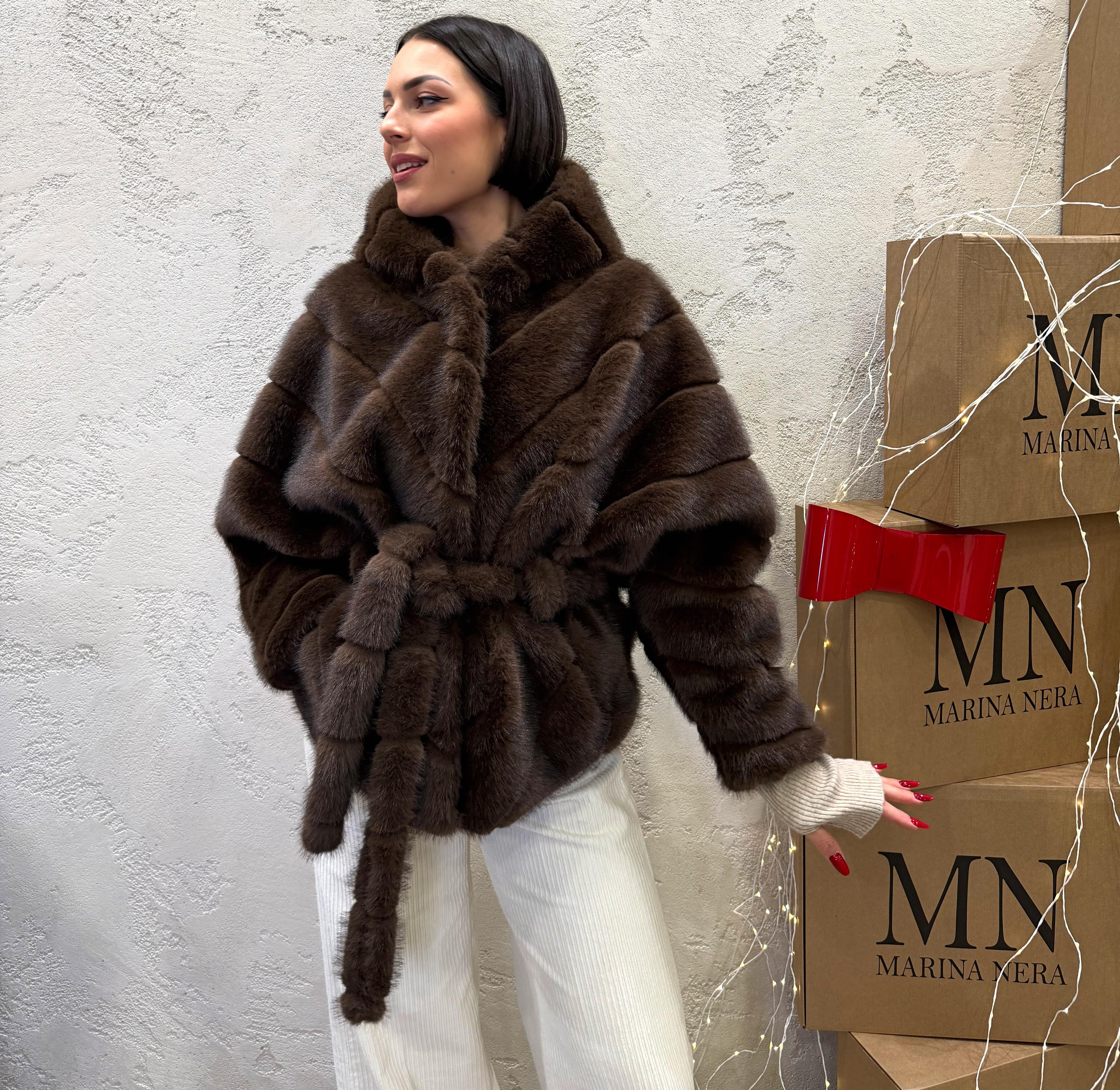 pelliccia con cappuccio e cintura lavorazione orizzontale PELLICCIACINTCAP MORO ELEVI 