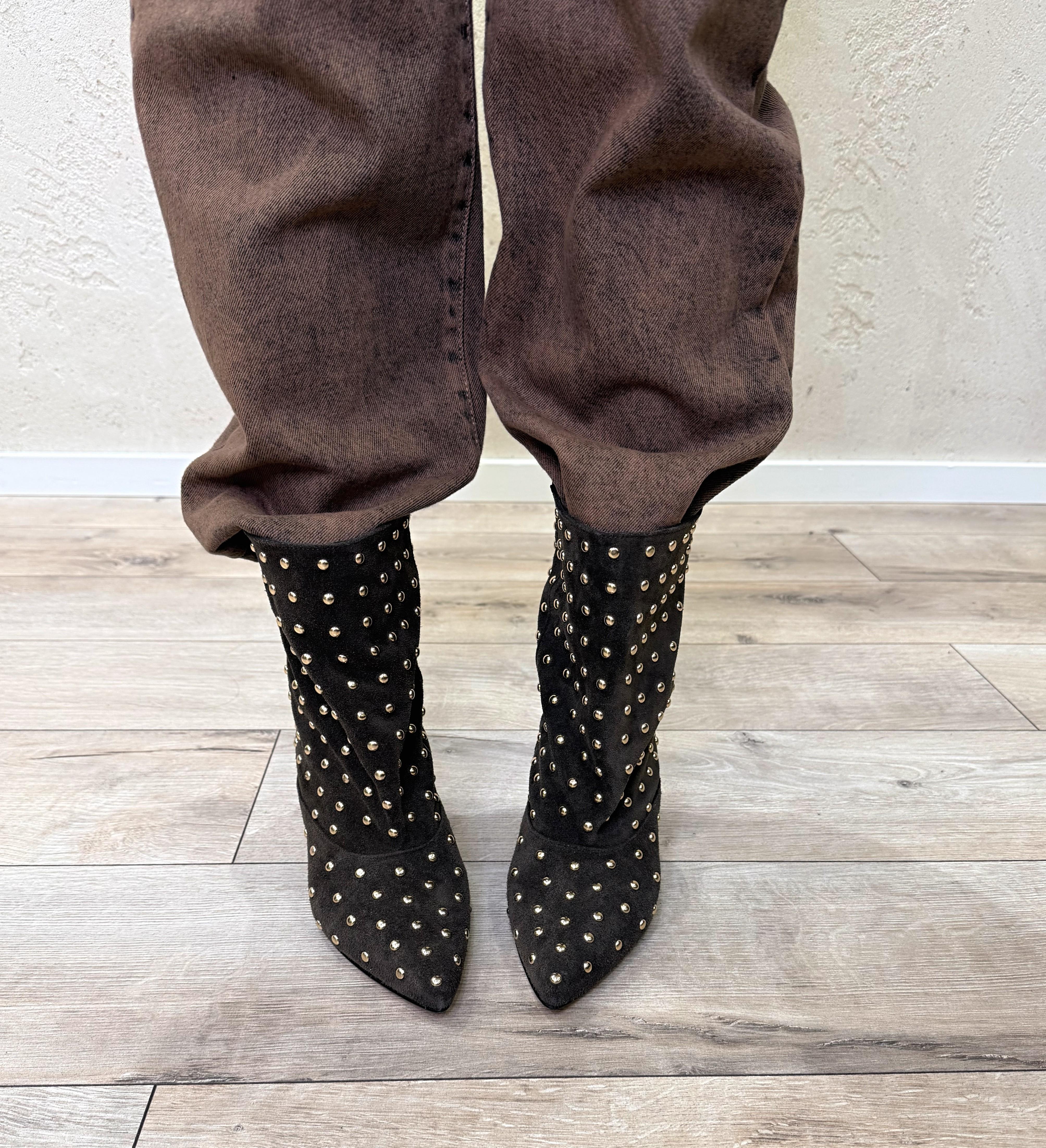 stivaletto scamosciato con tacco e dettaglio di borchie 2470AISHA MORO DIVINE FOLLIE 