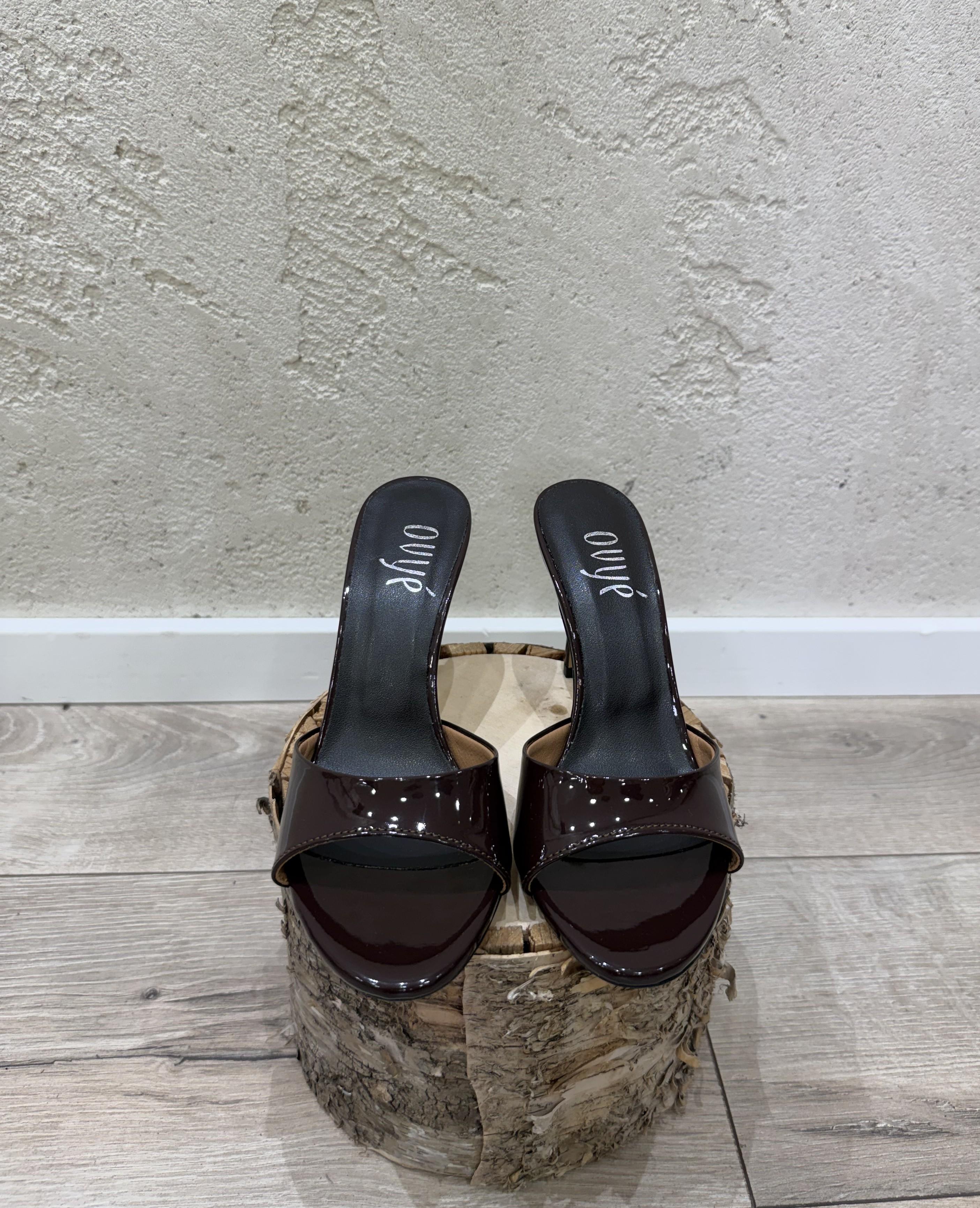 mules decollete in vera pelle aperte davanti tacco sottile AT4010 FONDENTE OVYE' 