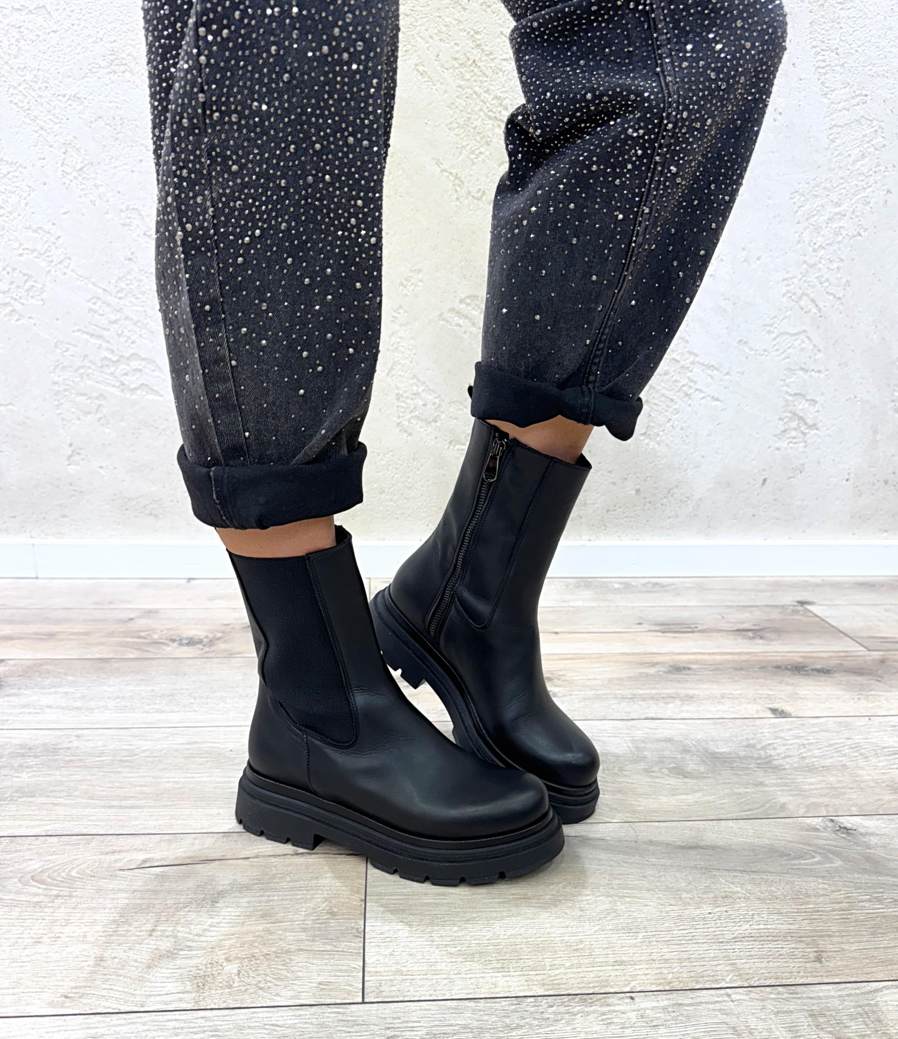 boots in vera pelle con banda elastica e zip interna BF07 NERO DIVINE FOLLIE 