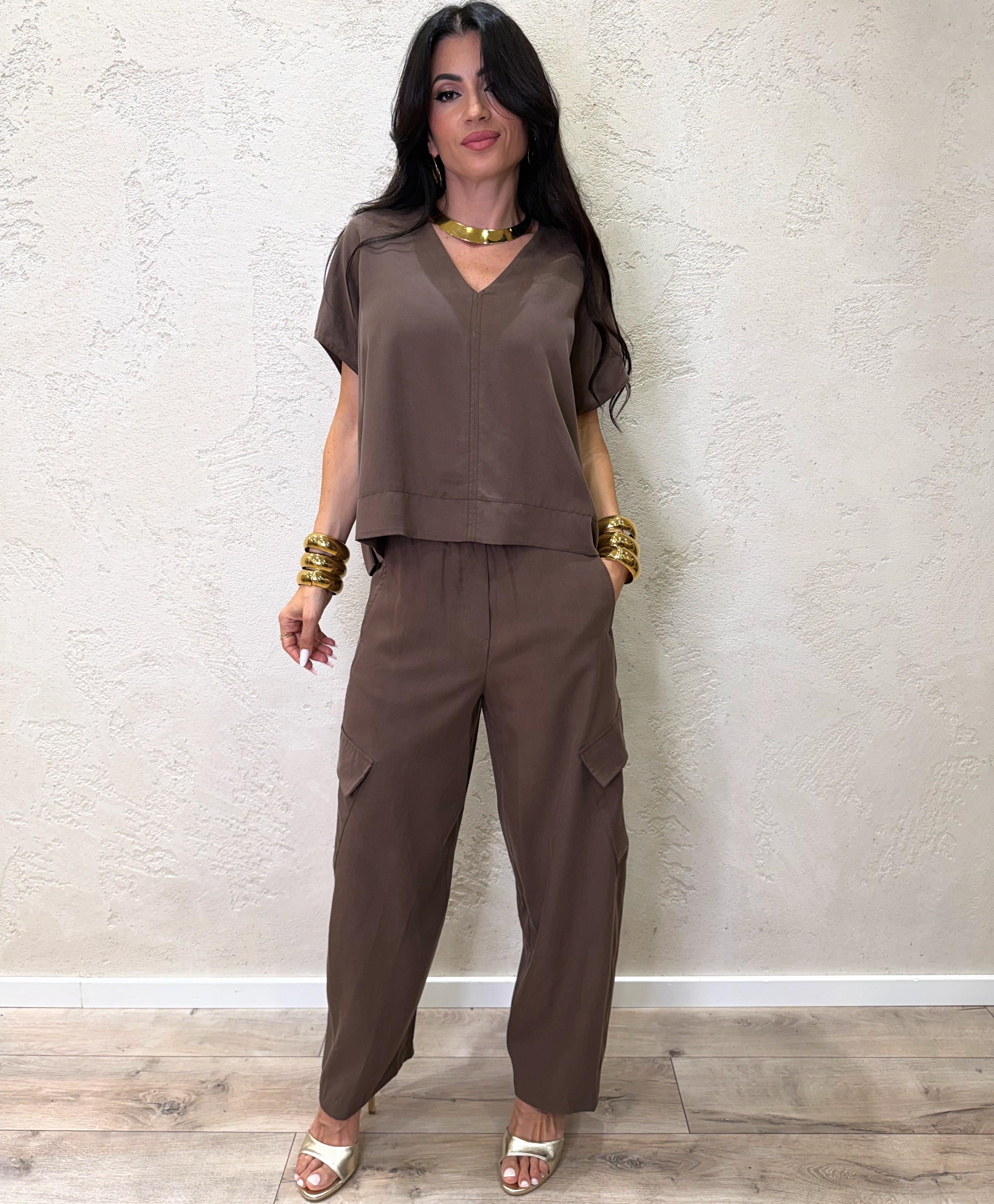 completo composto da blusa a scatoletta e pantaloni cargo a gamba dritta 3074 MORO SUSY MIX 