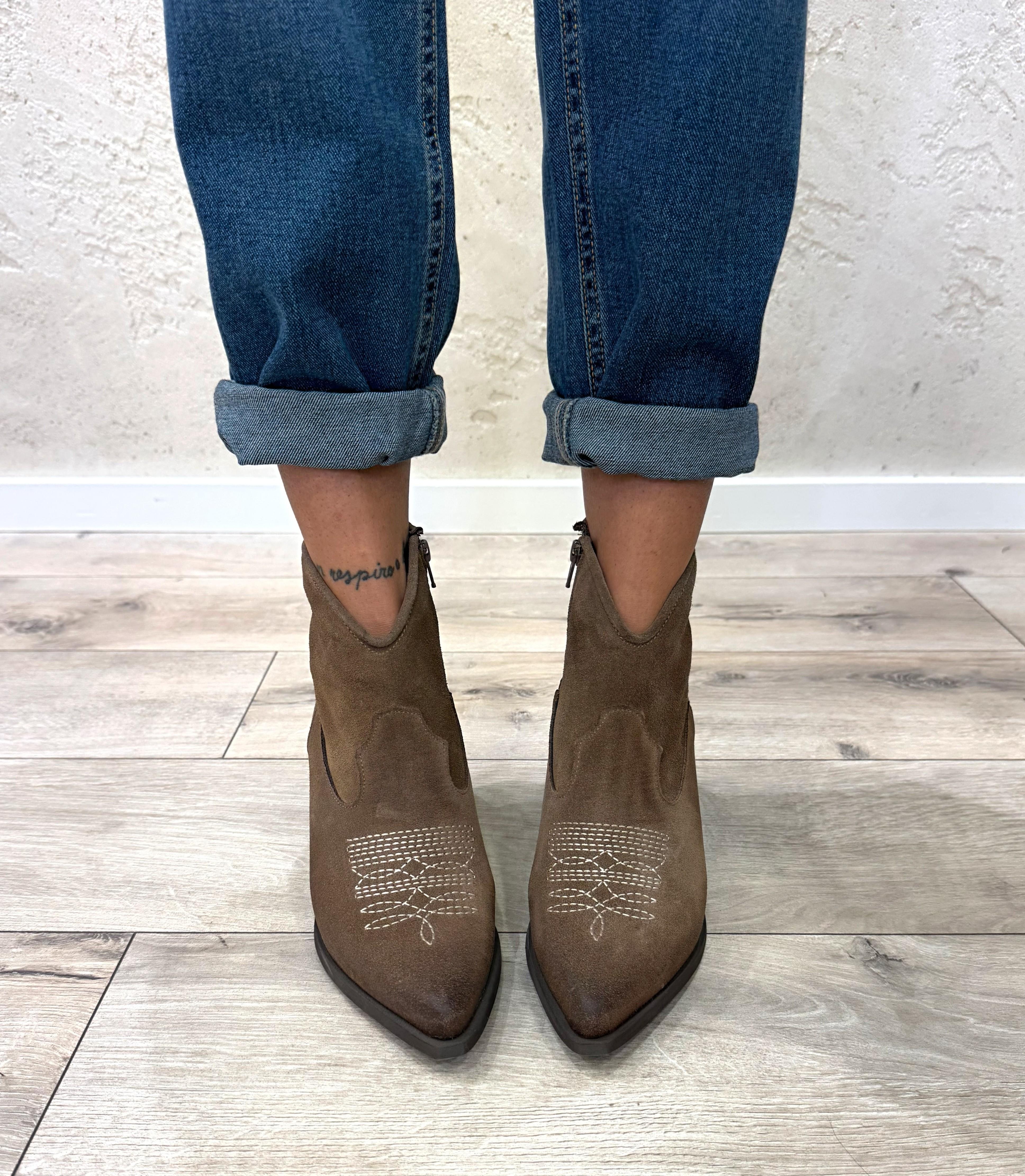 stivaletto texano basso in vera pelle scamosciata SAL190 CROSTA TAUPE DIVINE FOLLIE 
