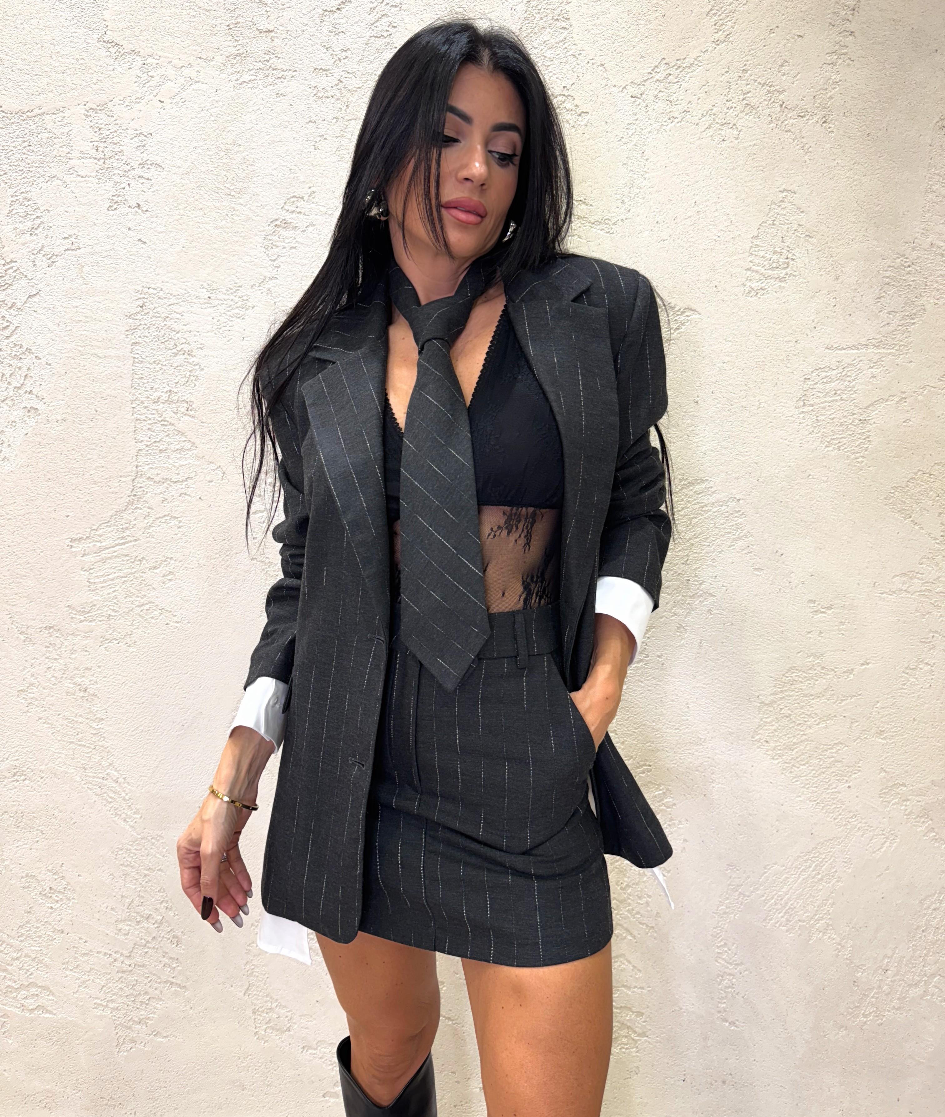 blazer over gessato con inserti in camicia e cravatta in dotazione 26B1073 ANTRACITE MOTEL 
