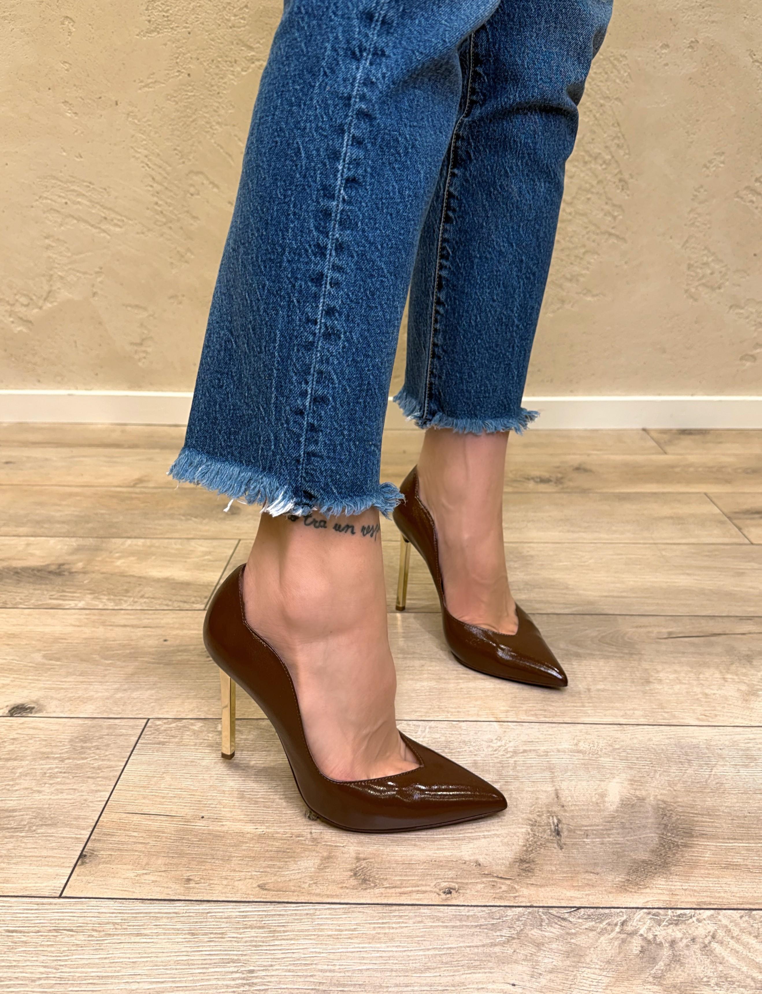 decolletè in vera pelle con  profilo a onda e tacco blade EG1108 CIOCCOLATO OVYE' 