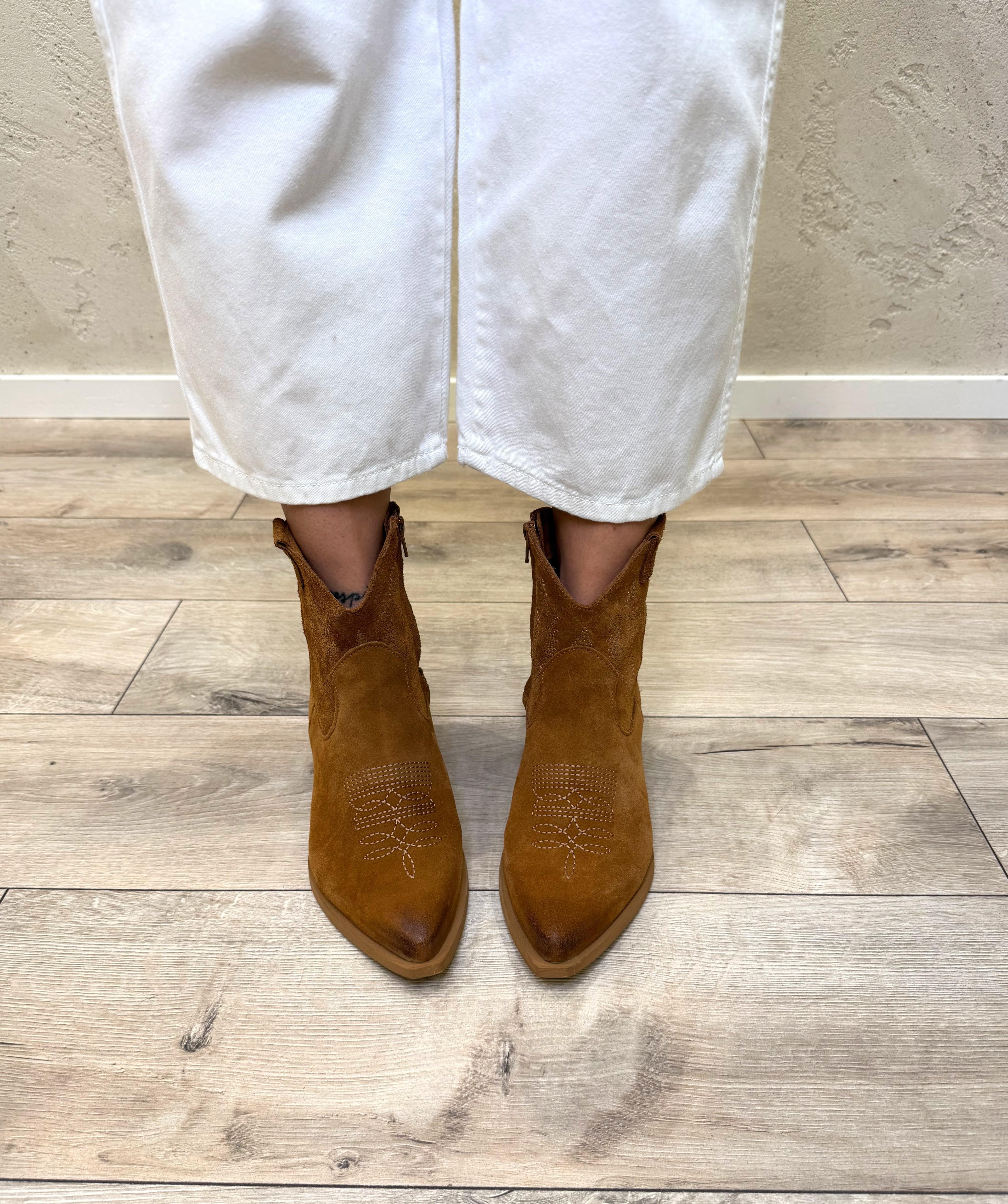 texano a punta in camoscio con ricamo e zip DF203T CUOIO DIVINE FOLLIE 