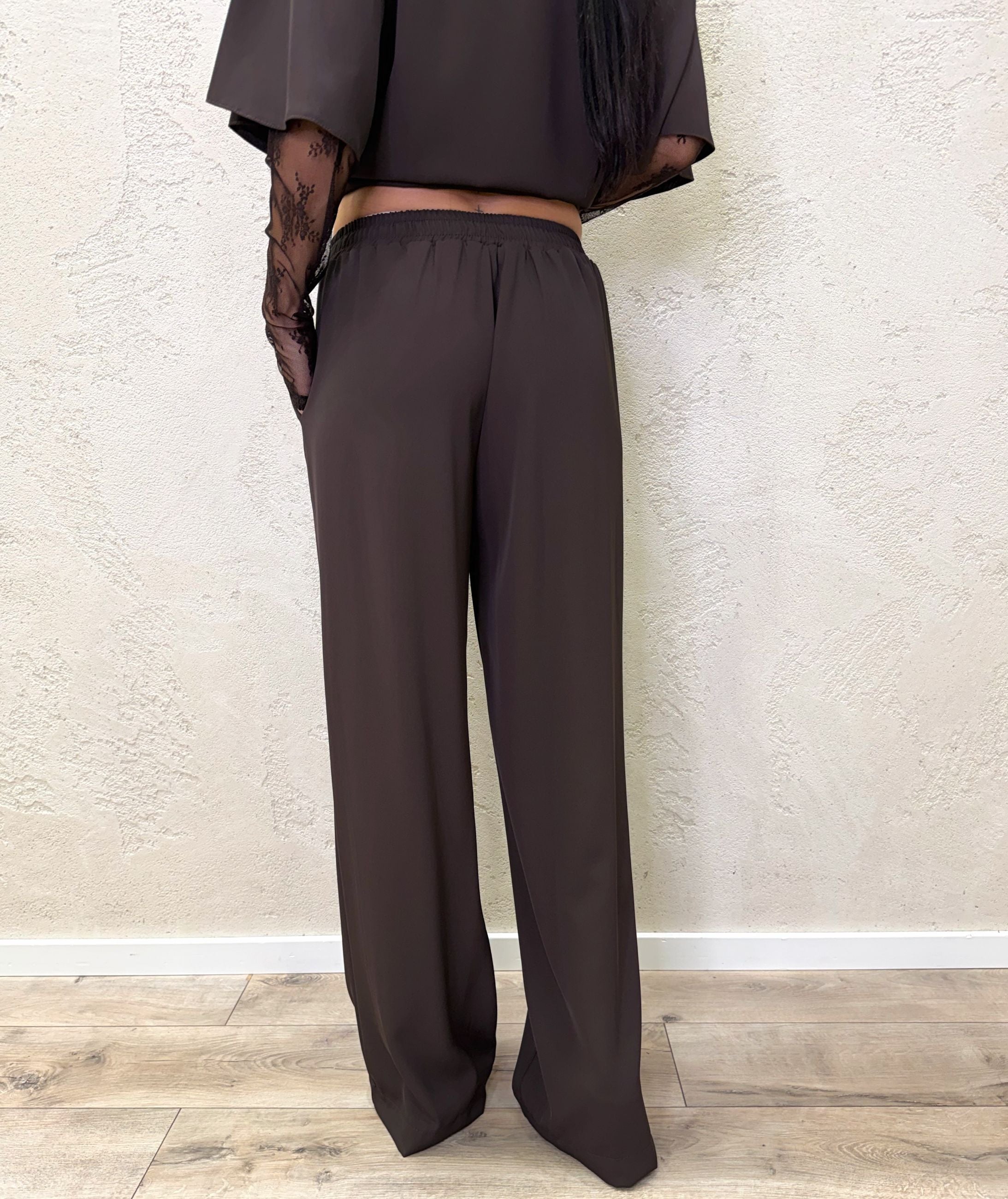 Completo composto da blusa con maniche in pizzo e pantalone fluido a palazzo