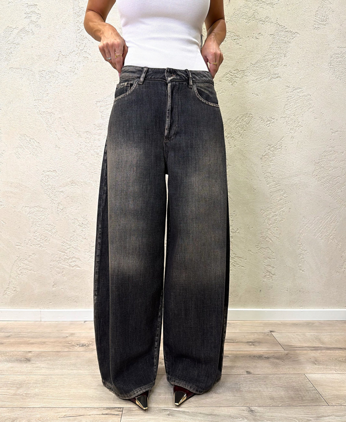Jeans Kaja modello wide leg in tela ferma