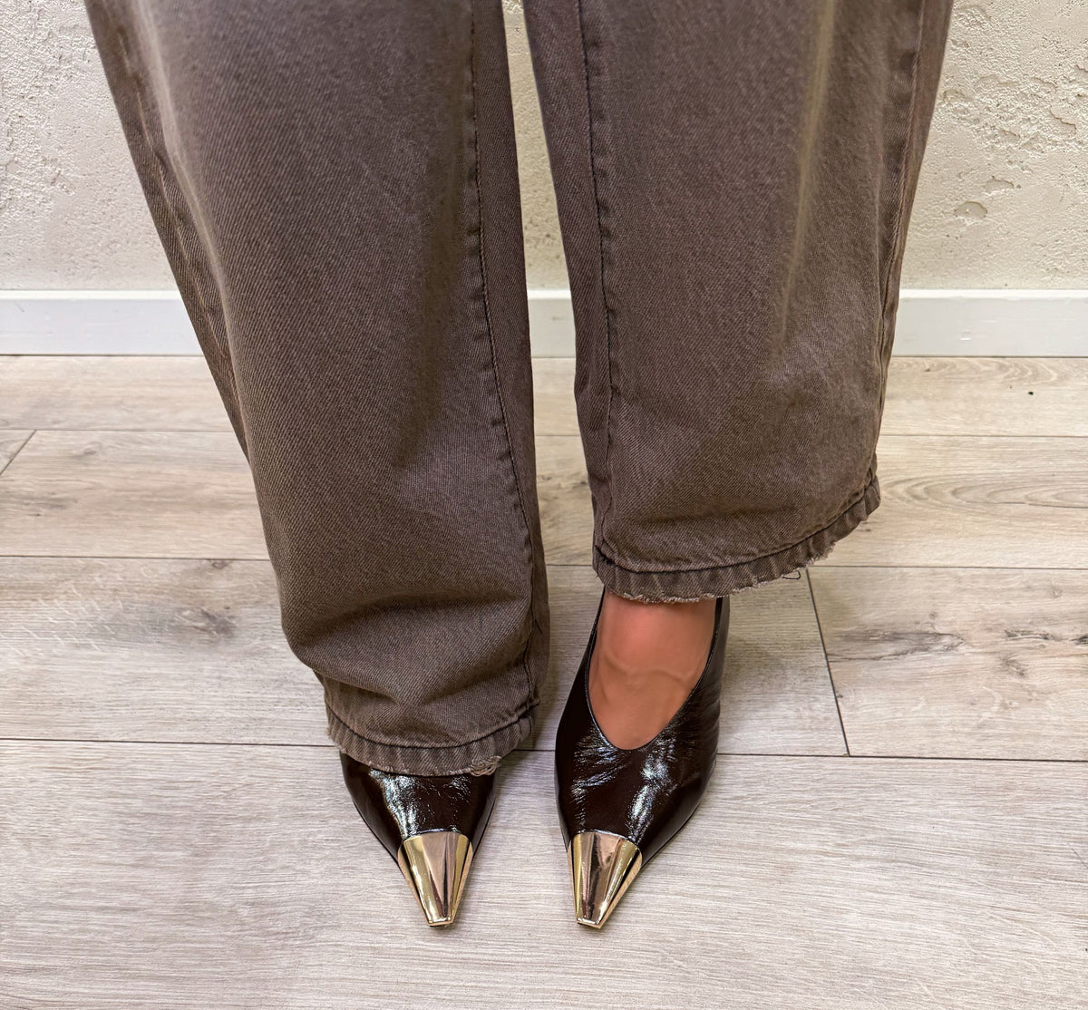 Slingback in vernice bruciato con punta dorata