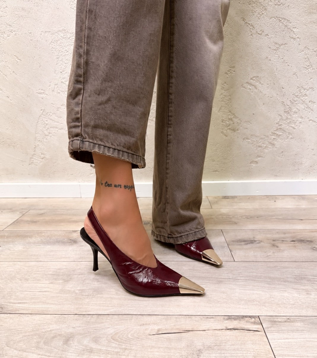 Slingback rubino con punta dorata