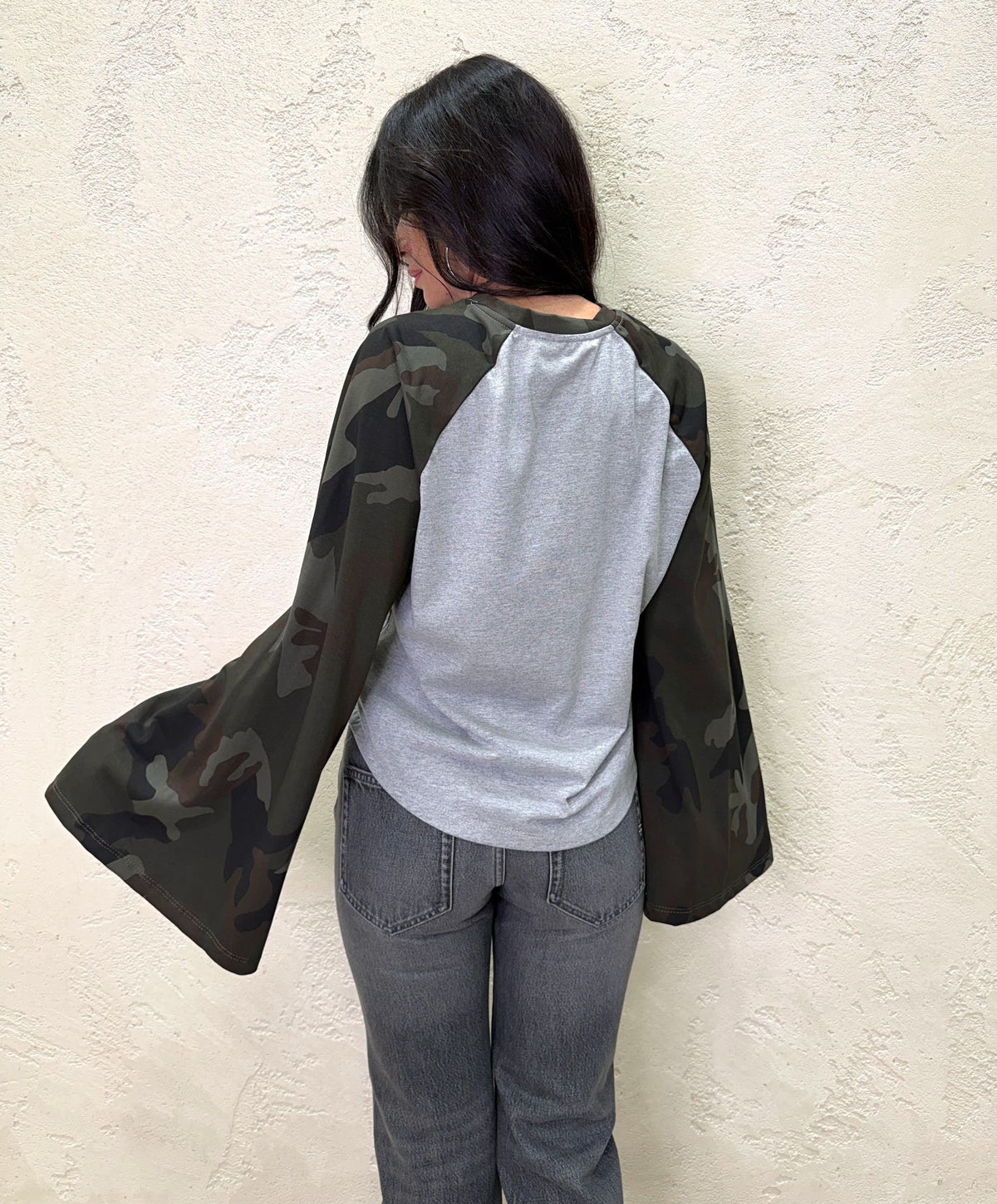 Maglia over con maniche ampie camouflage