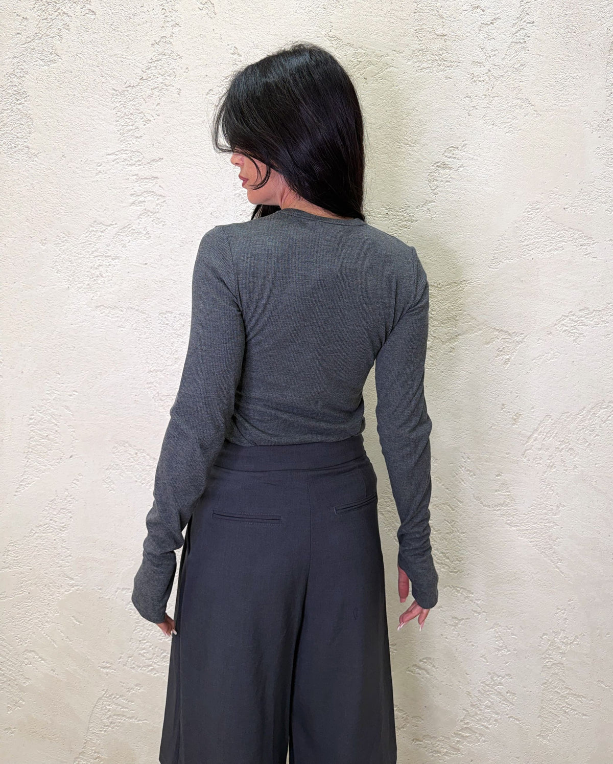 Maglia girocollo a costine con manicotto