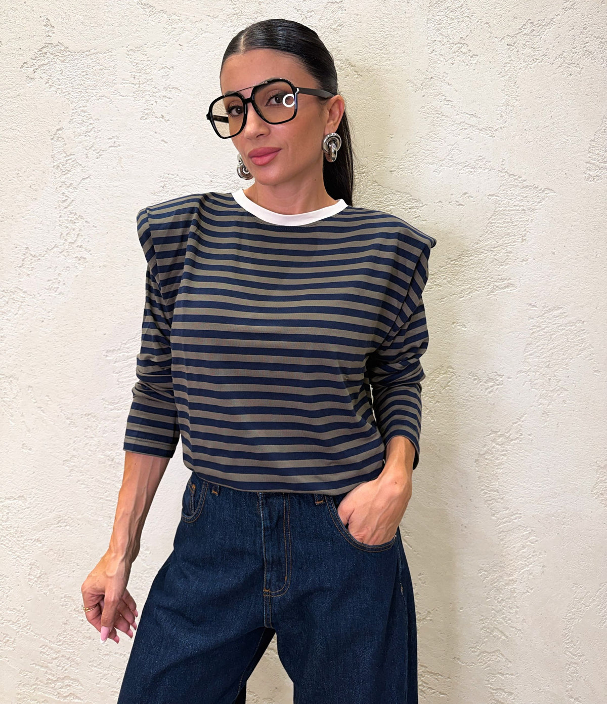 Maglia in viscosa con spalla rinforzata.